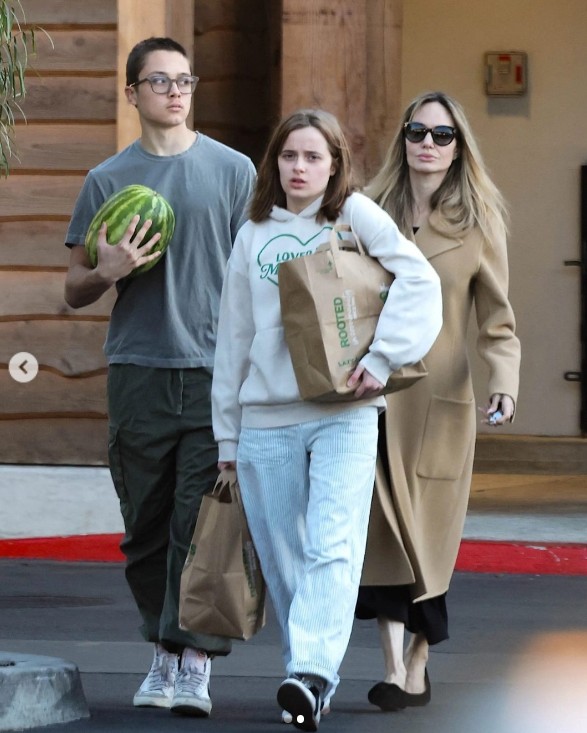 Knox Jolie-Pitt, Vivienne, und Angelina Jolie | Quelle: Instagram/pagesix