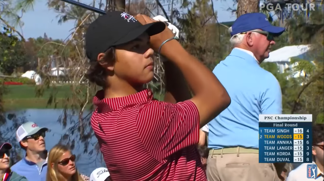 Charlie Woods bei der letzten Runde der PNC Championship 2024 in Florida, aufgenommen am 23. Dezember 2024 | Quelle: YouTube.com/PGATOUR