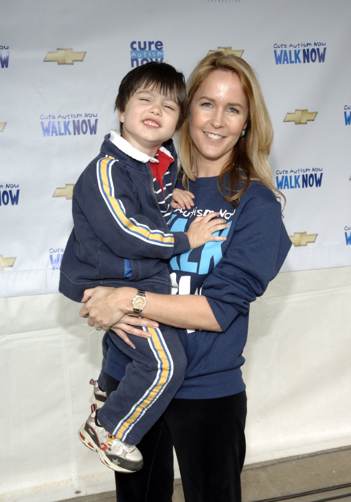 Die berühmte Schauspielerin mit ihrem Sohn Parker auf dem CURE Autism Now 4th Annual Walk Now, um eine Heilung für Autismus zu finden, am 22. April 2006 in Pasadena, Kalifornien. | Quelle: Getty Images