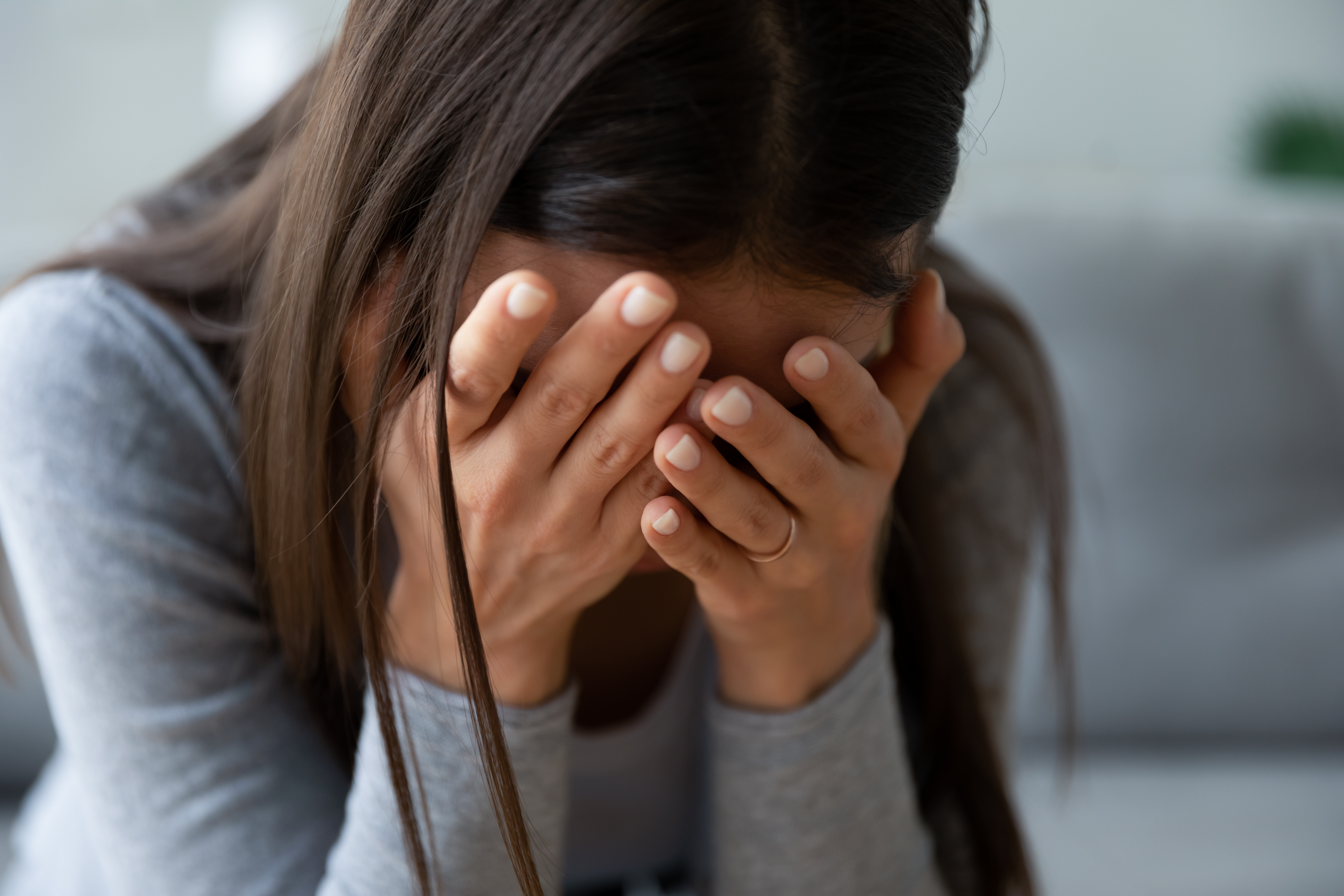 Junge Frau weint | Quelle: Shutterstock