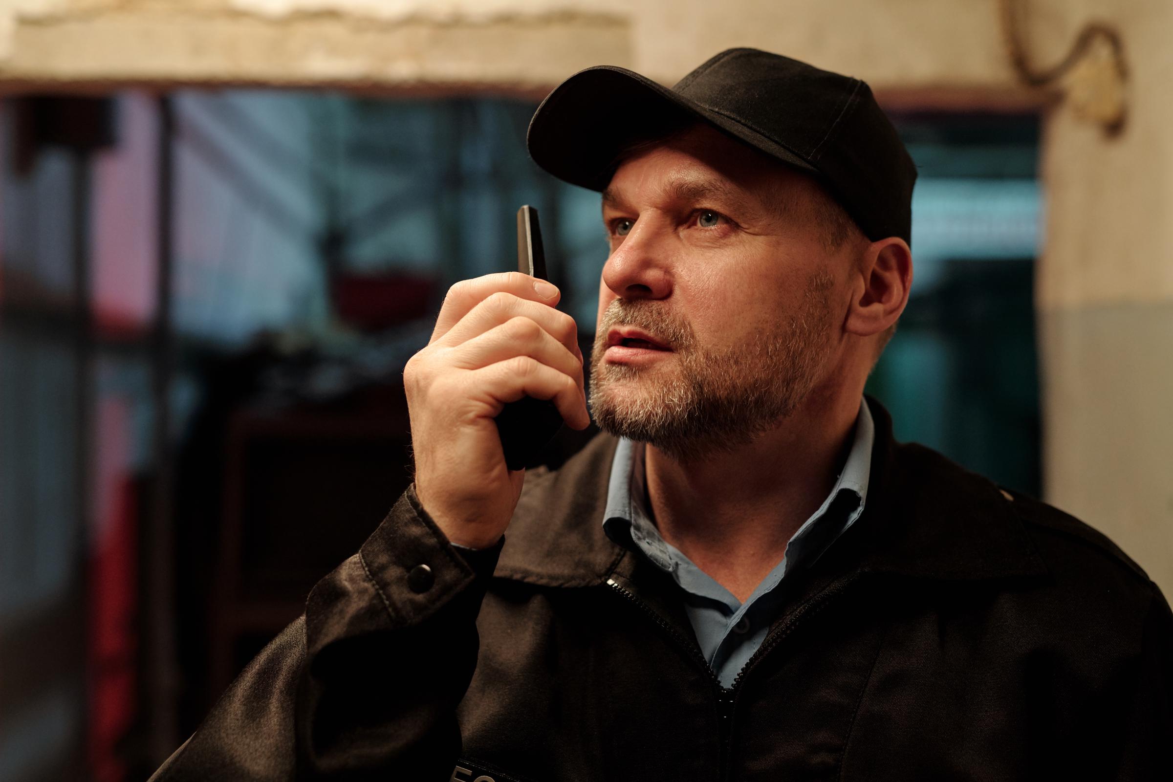 Seriöser Wachmann | Quelle: Shutterstock