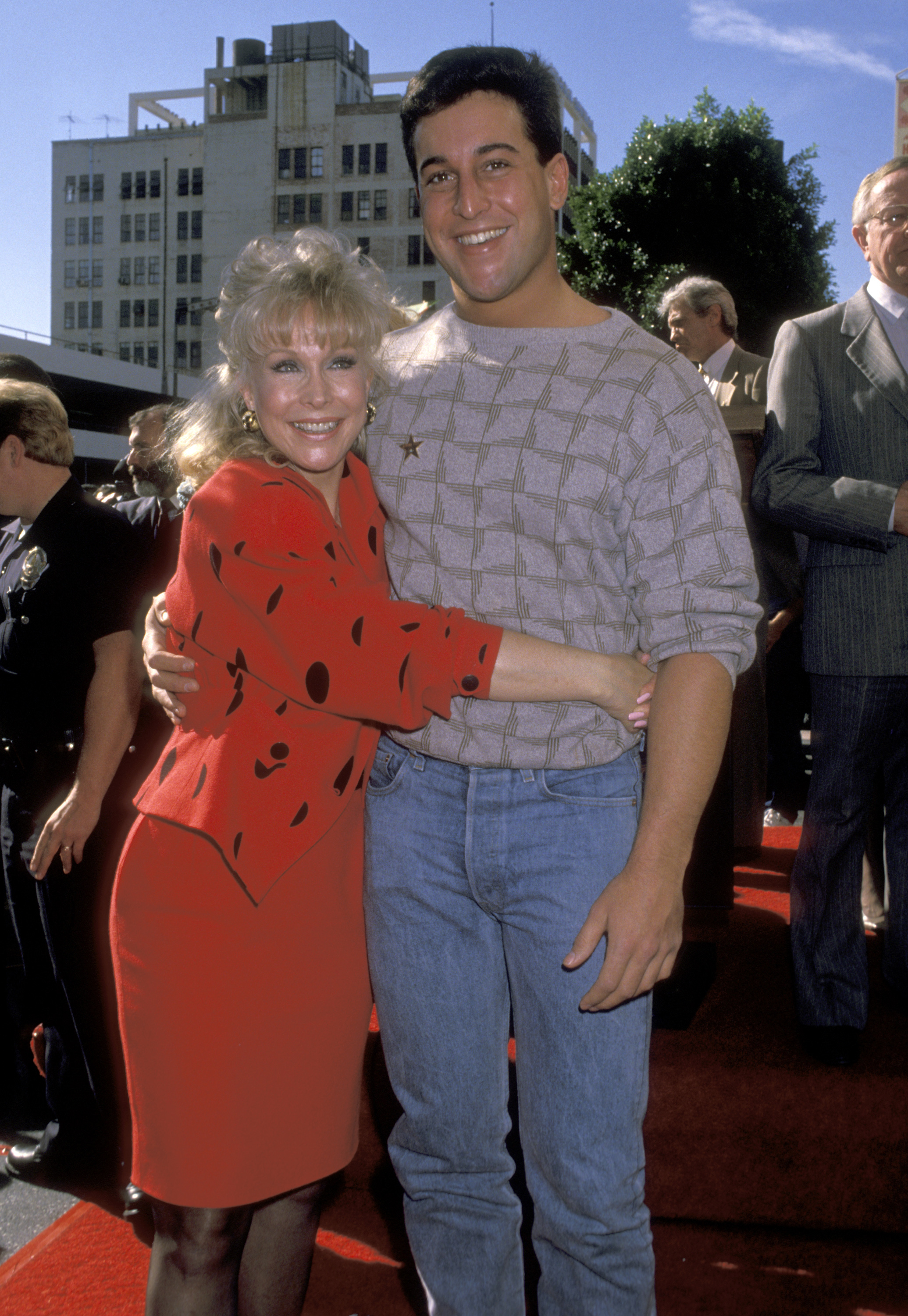 Barbara Eden und Matthew Ansara am 17. November 1988 in Hollywood, Kalifornien | Quelle: Getty Images