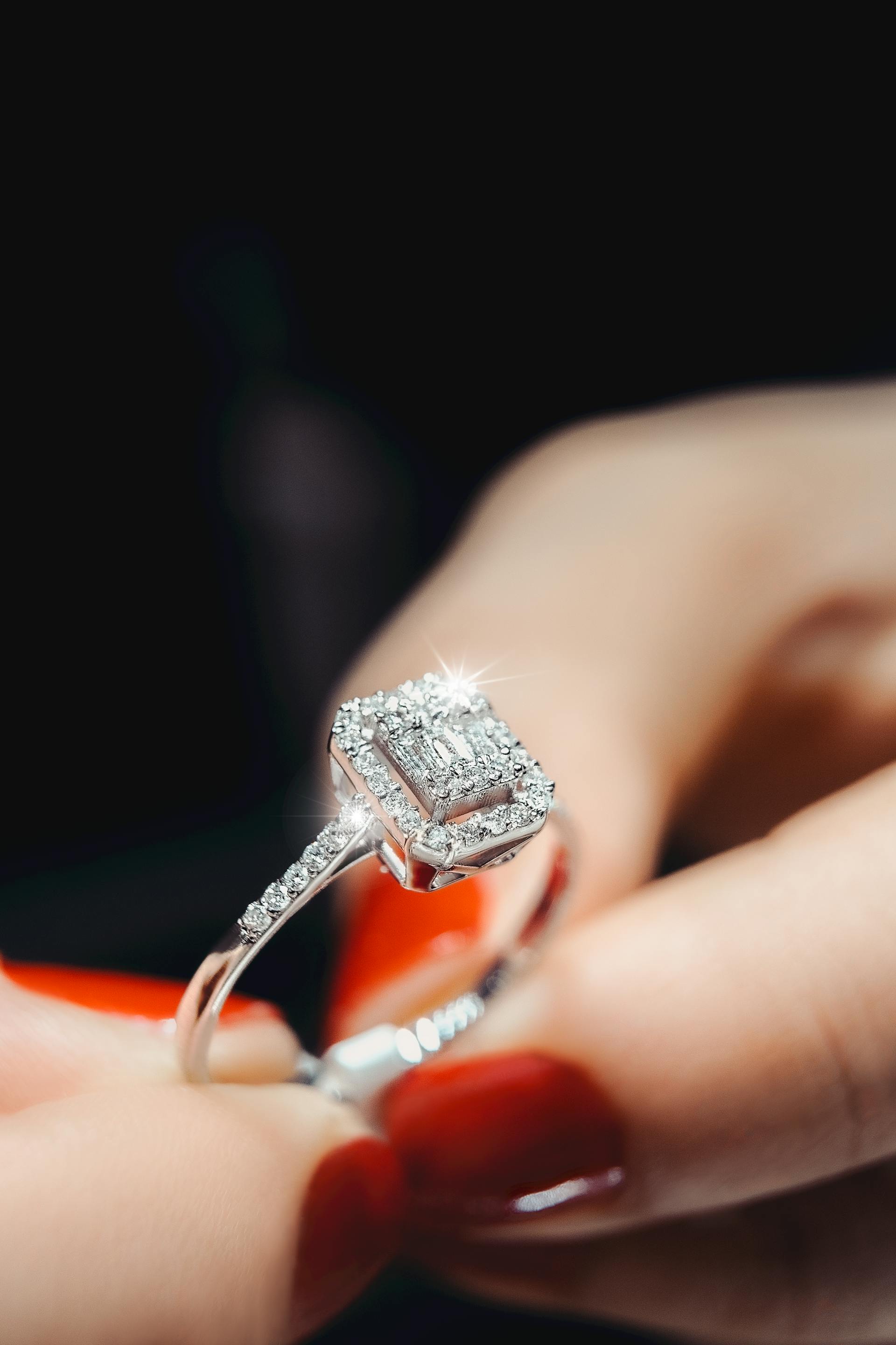 Eine Frau hält einen Diamantring | Quelle: Pexels