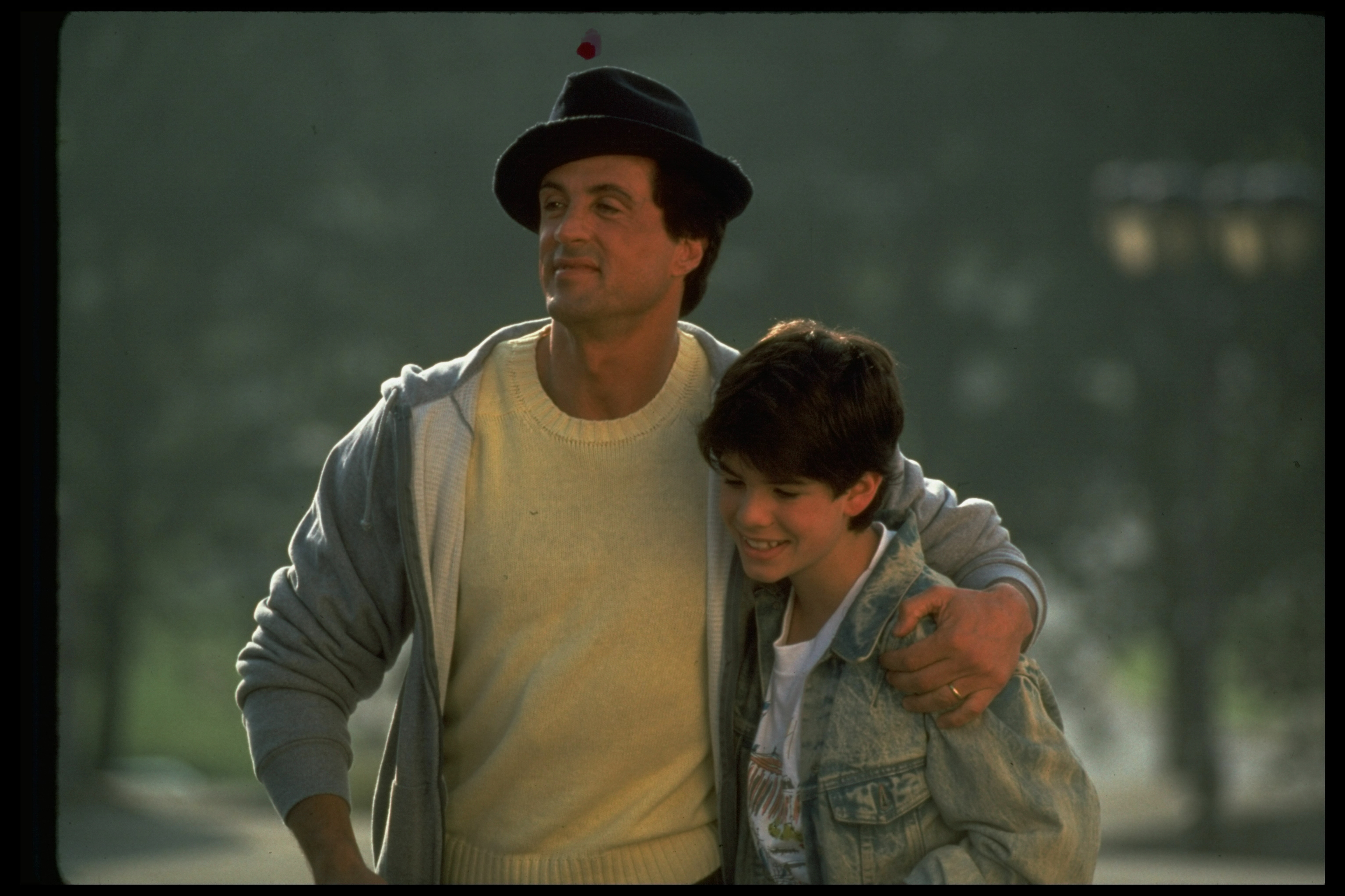 Der Junge und sein Vater am Set des MGM/UA-Films "Rocky V" im Jahr 1990. | Quelle: Getty Images