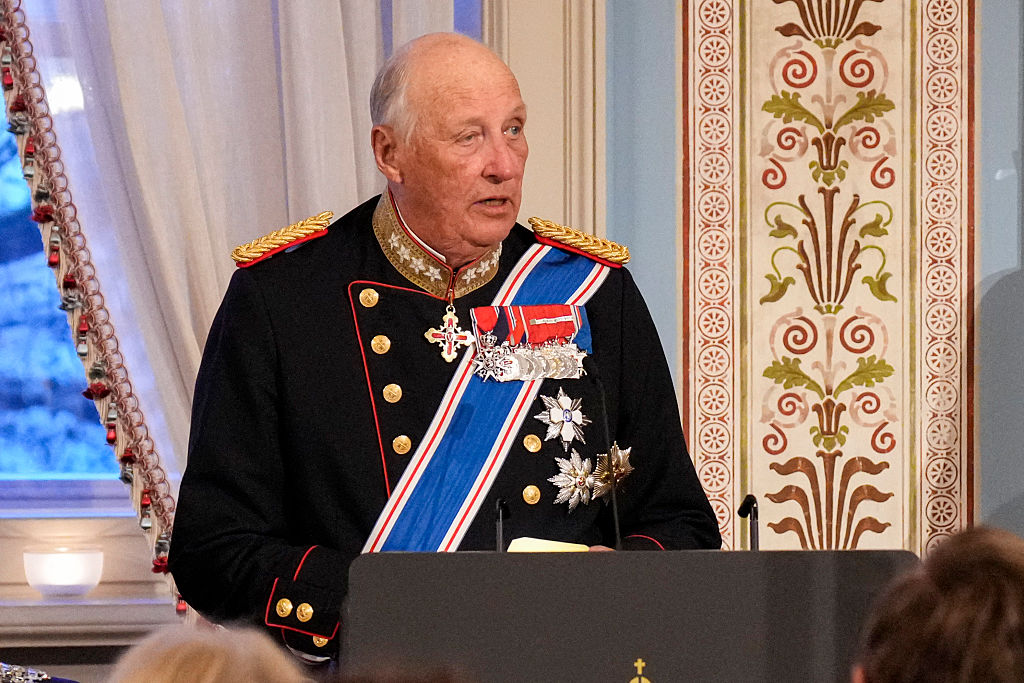 Der norwegische König Harald hält am 8. April 2025 beim Galadinner im Schloss in Oslo eine Rede. | Quelle: Getty Images