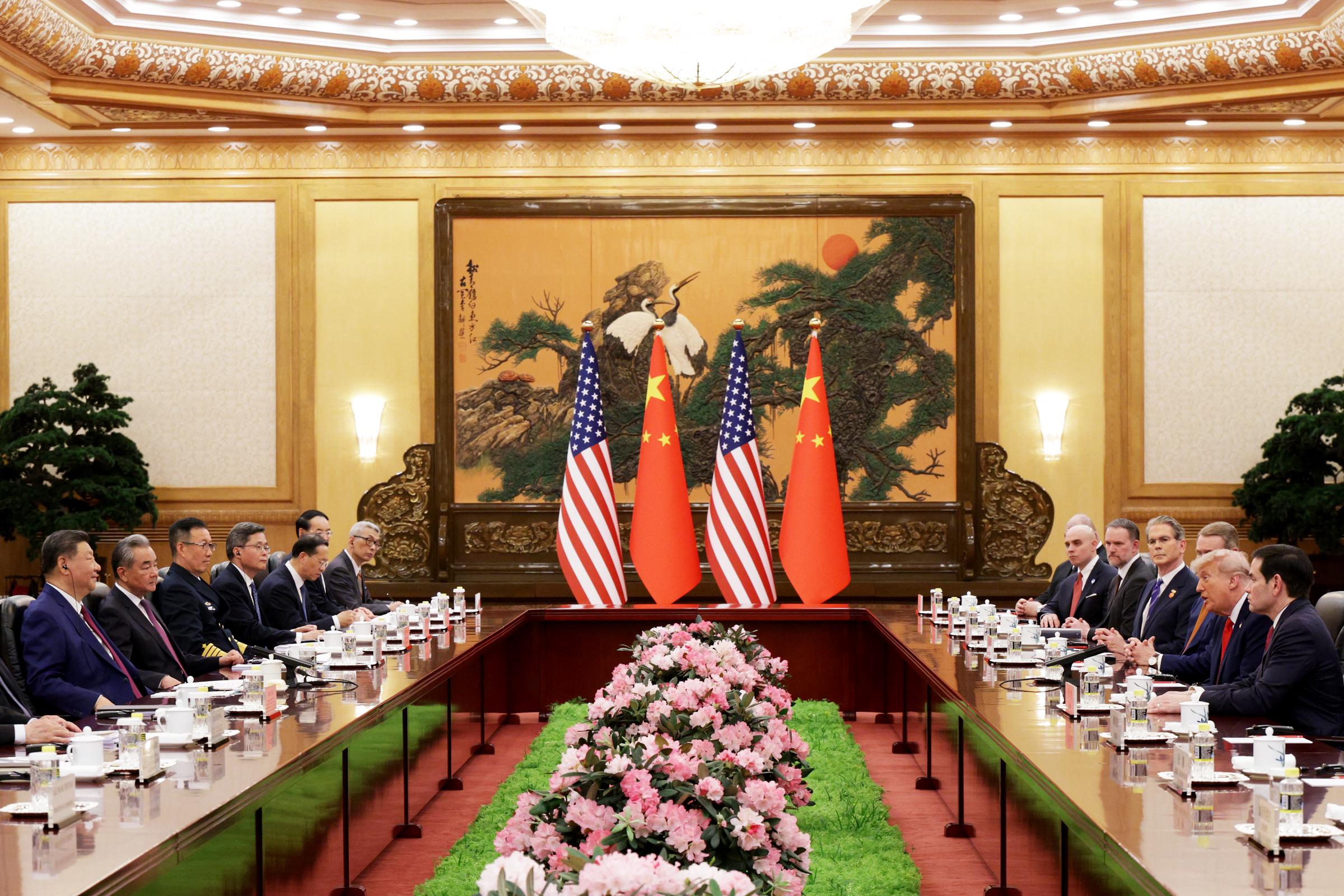Präsident Donald Trump und der chinesische Präsident Xi Jinping nehmen am 14. Mai 2026 an einem bilateralen Treffen in der Großen Halle des Volkes in Peking, China, teil. | Quelle: Getty Images