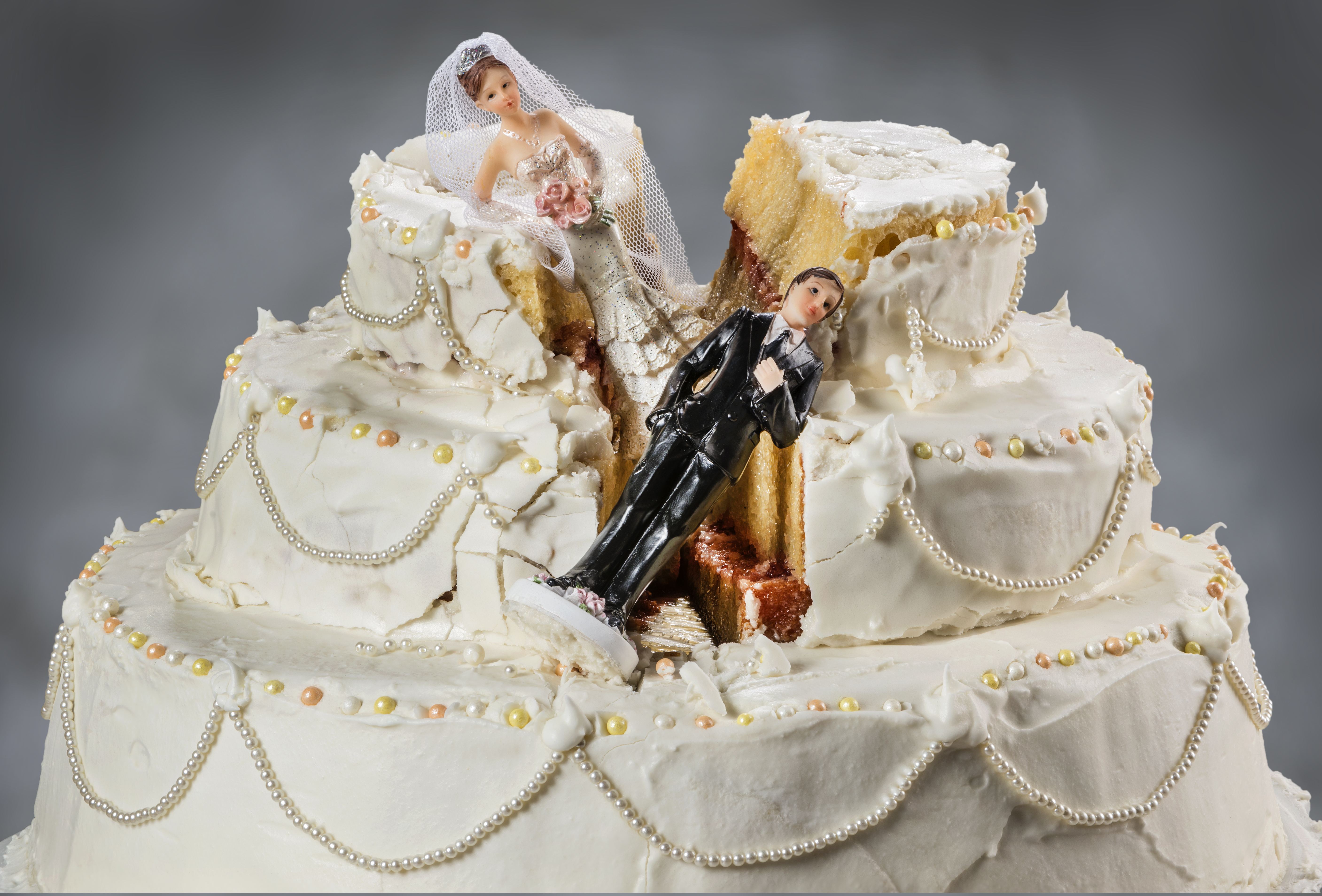 Ein Bild von einer ruinierten Hochzeitstorte | Quelle: Shutterstock