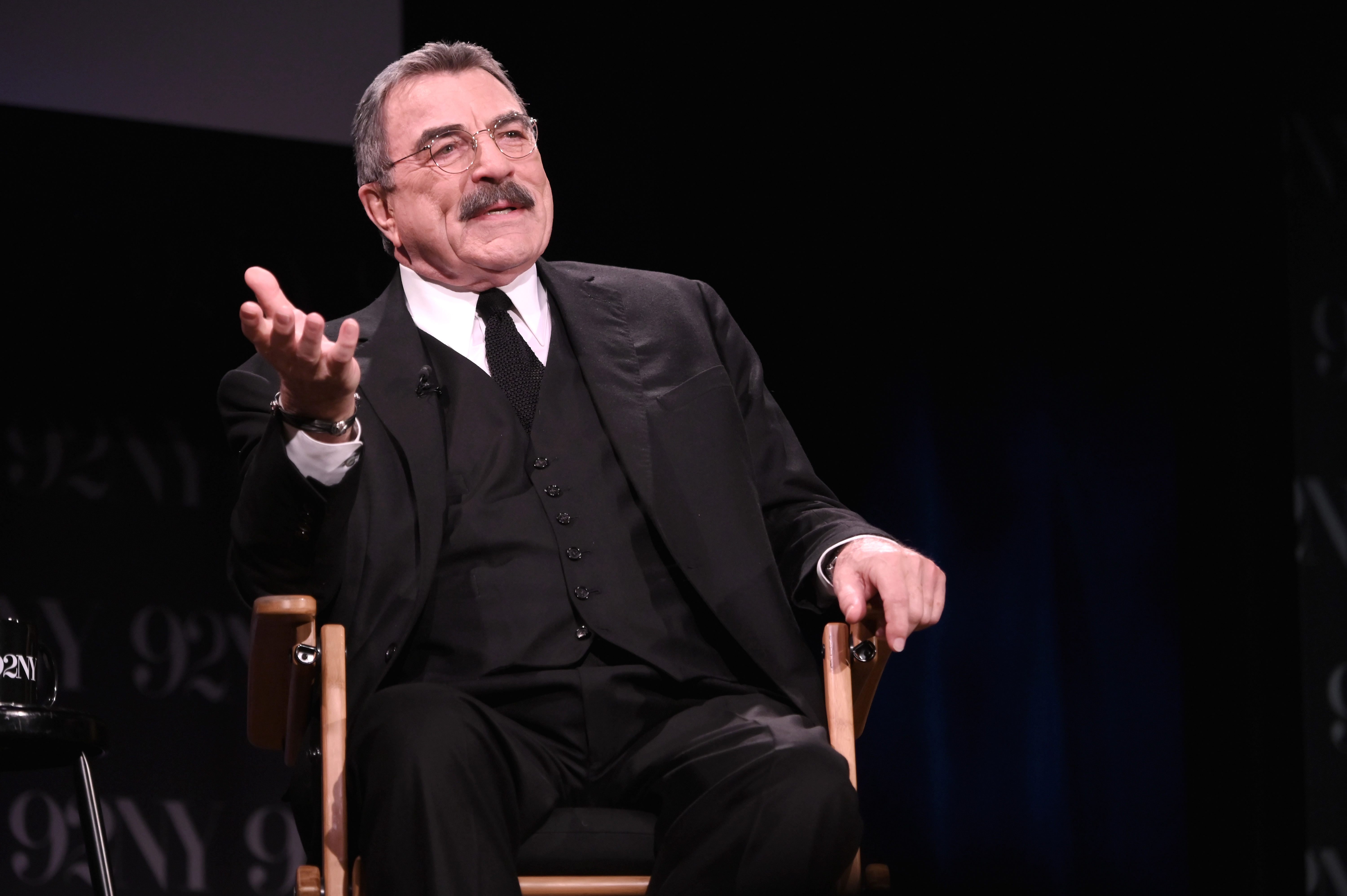 Tom Selleck spricht während einer Diskussion über sein Buch "You Never Know: A Memoir" in New York City am 7. Mai 2024 | Quelle: Getty Images