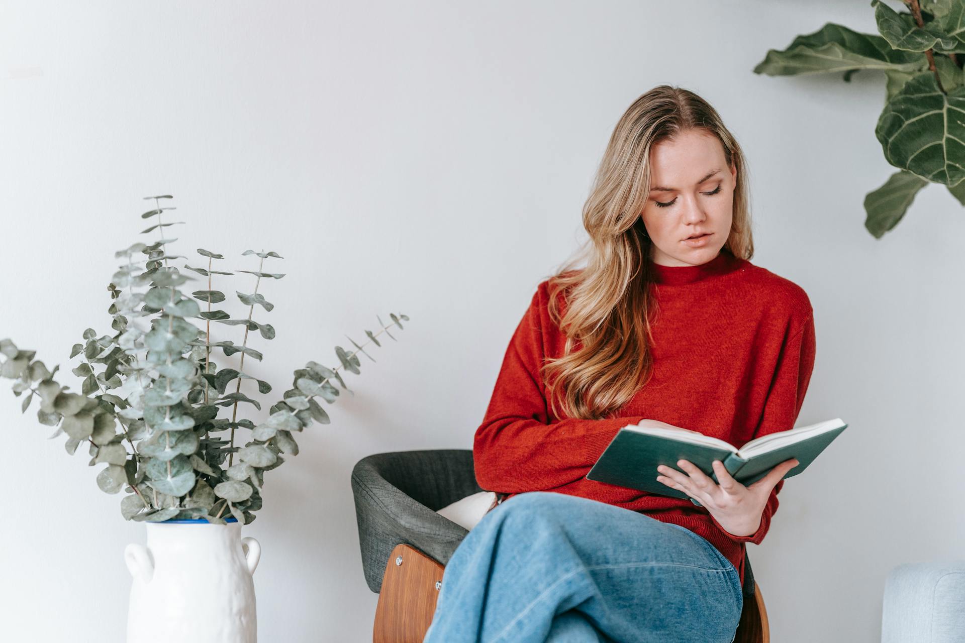 Eine Frau liest ein Buch | Quelle: Pexels