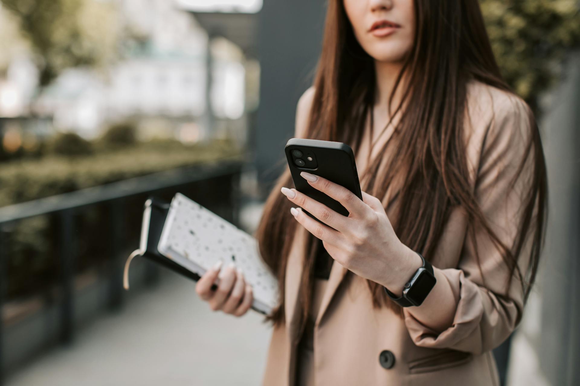 Eine Frau hält ein Handy in der Hand | Quelle: Pexels