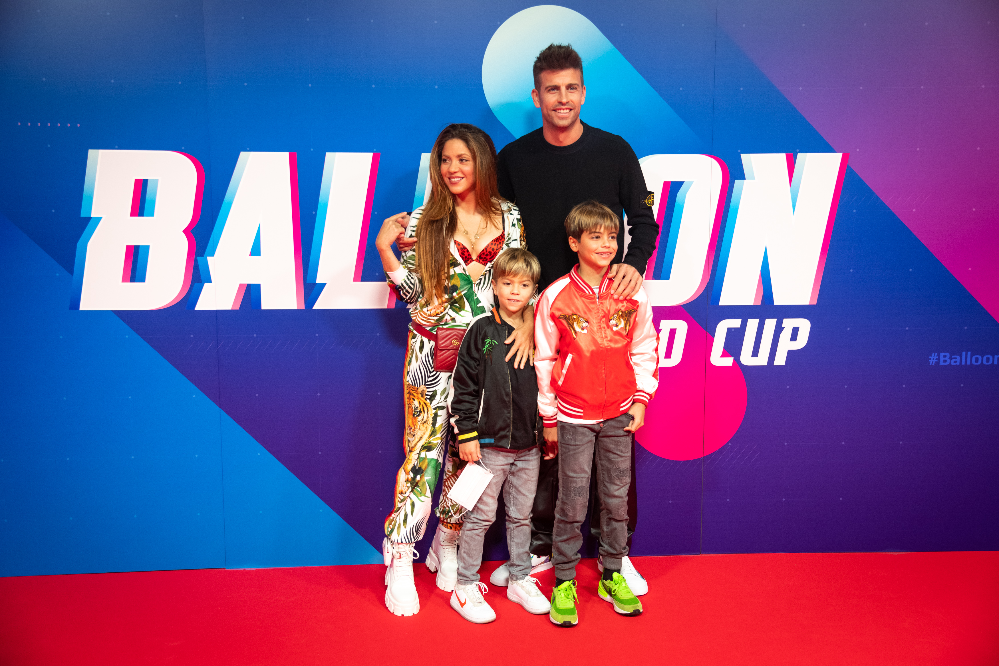Shakira, Gerard Pique, Sasha und Milan posieren beim Ballons World Cup in Tarragona, Spanien, am 14. Oktober 2021 | Quelle: Getty Images