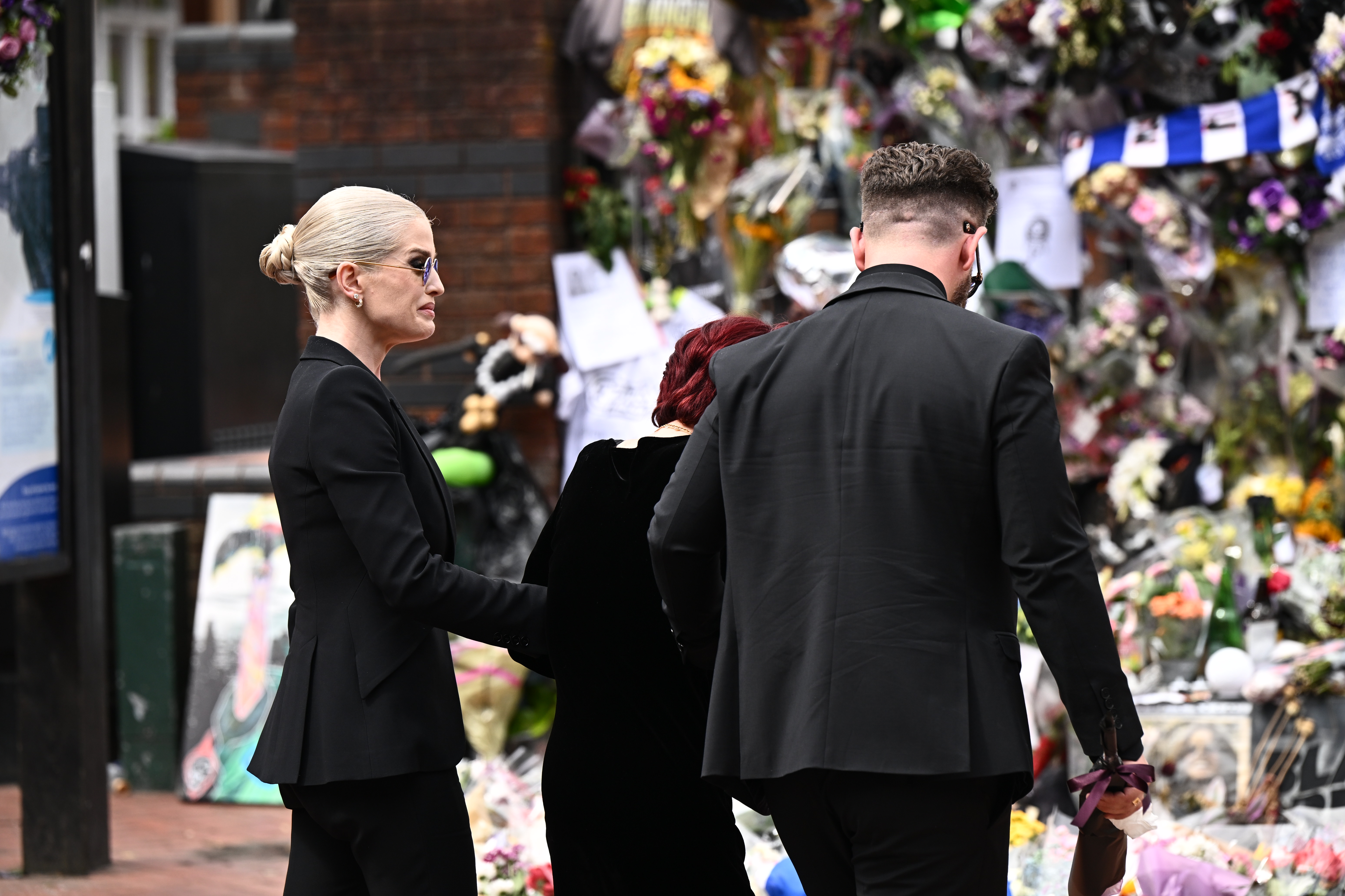 Kelly, Sharon und Jack Osbourne treffen am 30. Juli 2025 in Birmingham, England, ein, um sich die Ehrungen der Fans für den verstorbenen Ozzy Osbourne anzusehen | Quelle: Getty Images