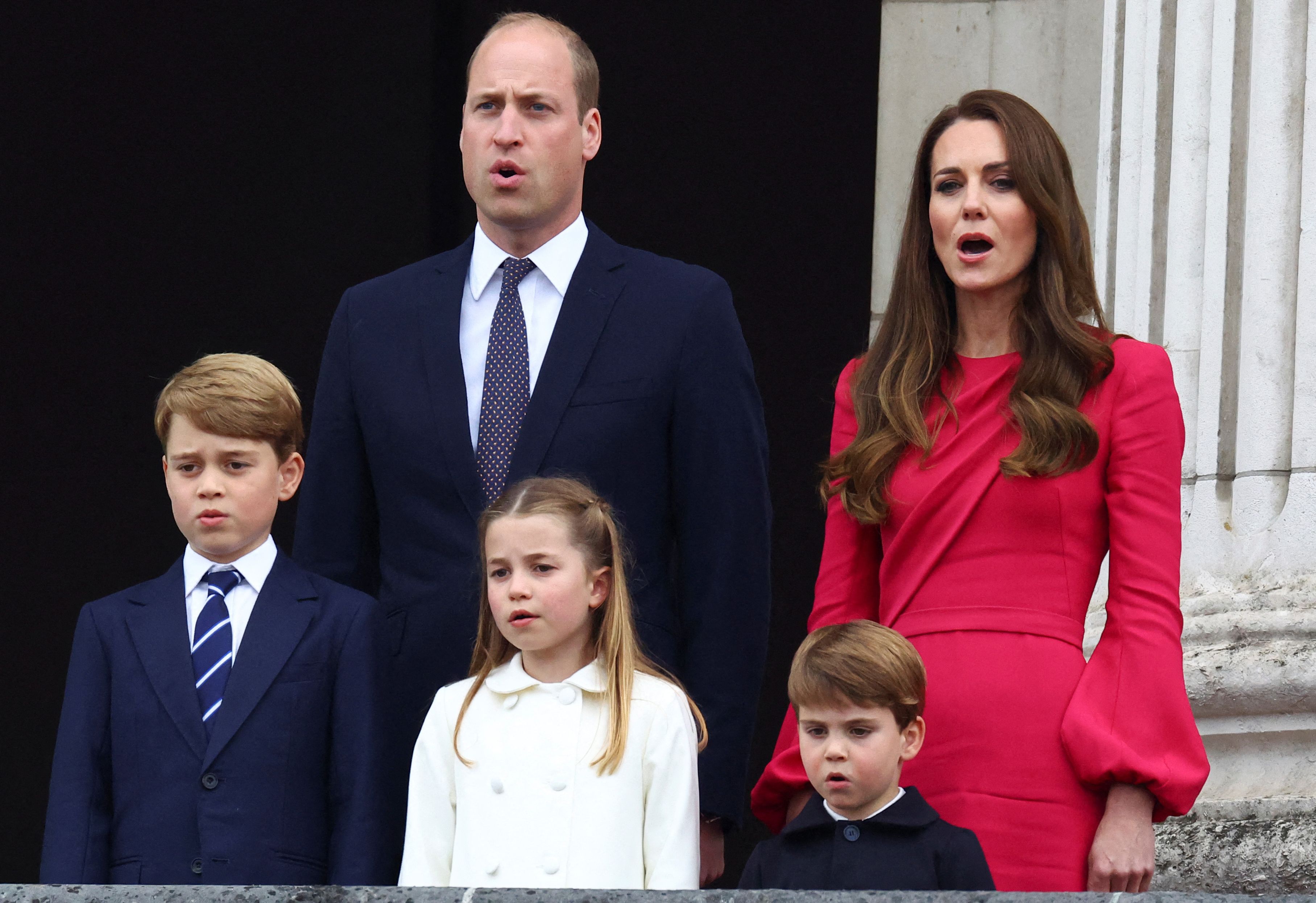 William und Catherine traten im Juni 2022 bei den Feierlichkeiten zum Platin-Jubiläum von Königin Elisabeth II. gemeinsam mit George, Charlotte und Louis auf – zu diesem Zeitpunkt trug die Familie noch die Titel der Cambridges. Damals benutzten die Kinder ebenfalls „Cambridge“ als Nachnamen in der Schule. | Quelle: Getty Images