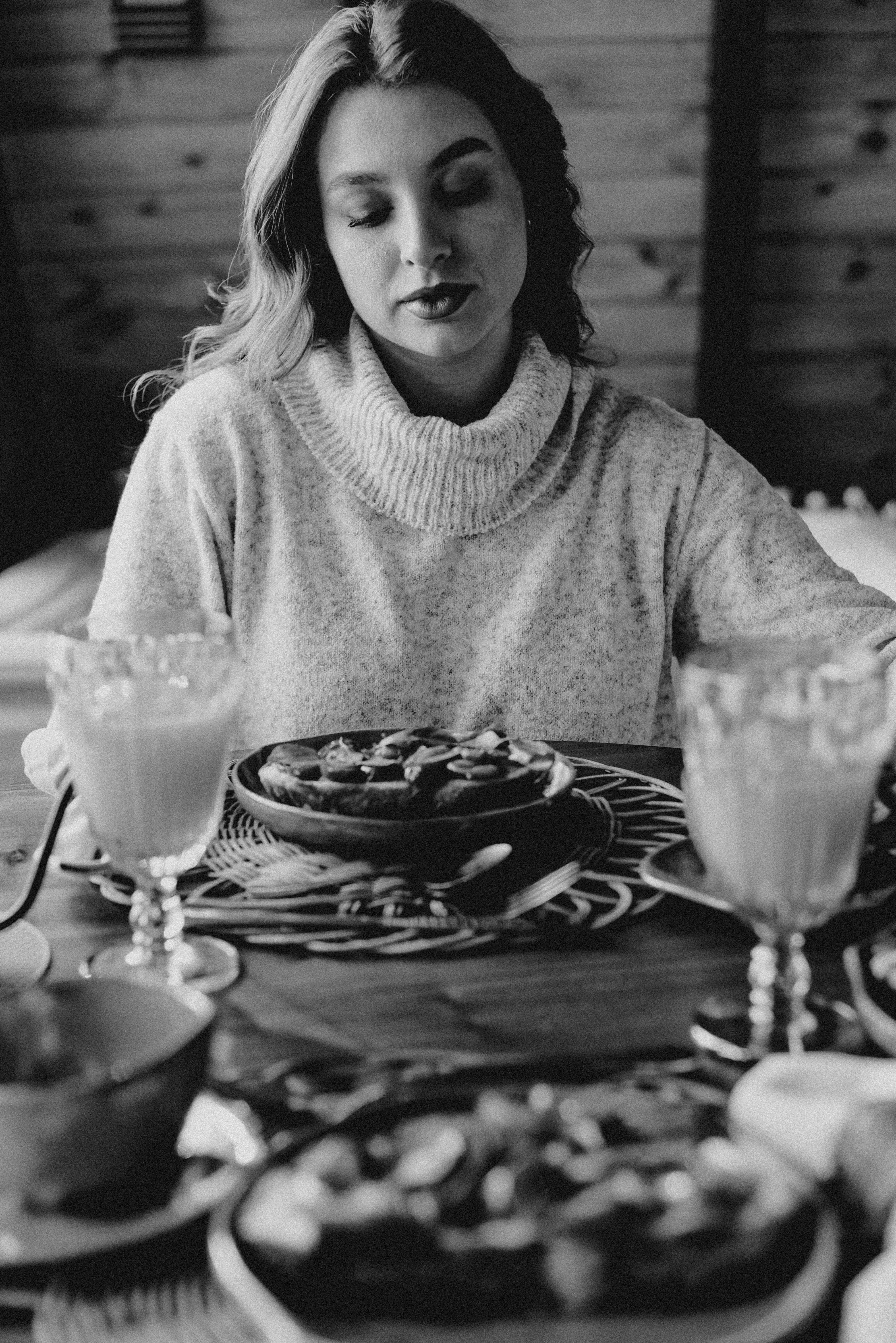 Eine Frau beim Betrachten einer Mahlzeit | Quelle: Pexels