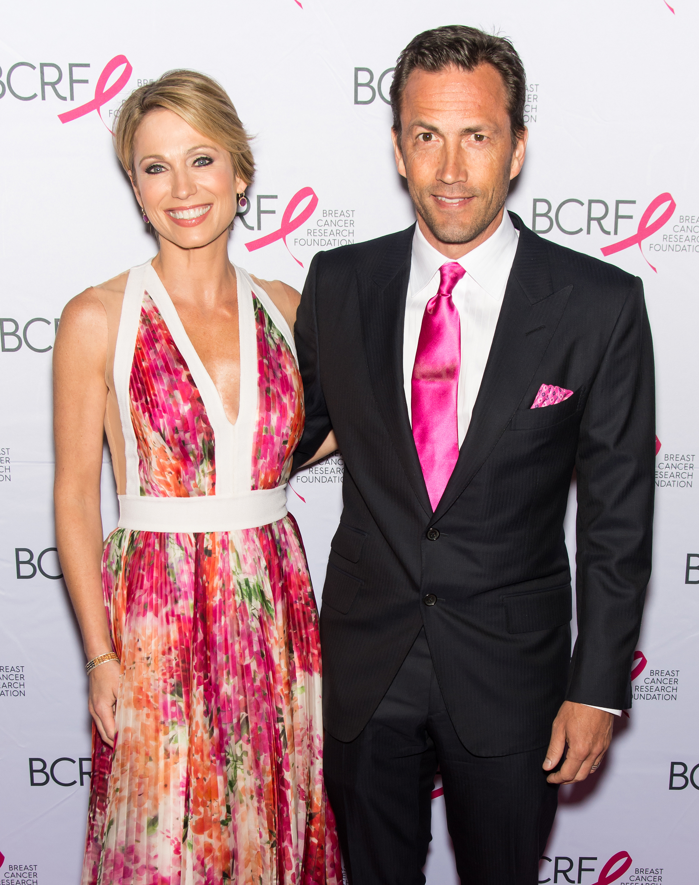 Amy Robach mit dem ehemaligen Hollywood-Star bei der Pink Carpet Party der Breast Cancer Research Foundation am 30. April 2015 | Quelle: Getty Images