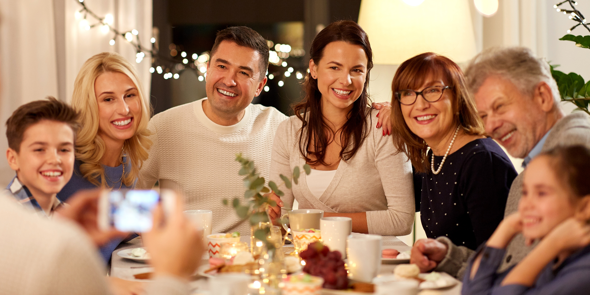 Menschen beim Familienessen | Quelle: Shutterstock