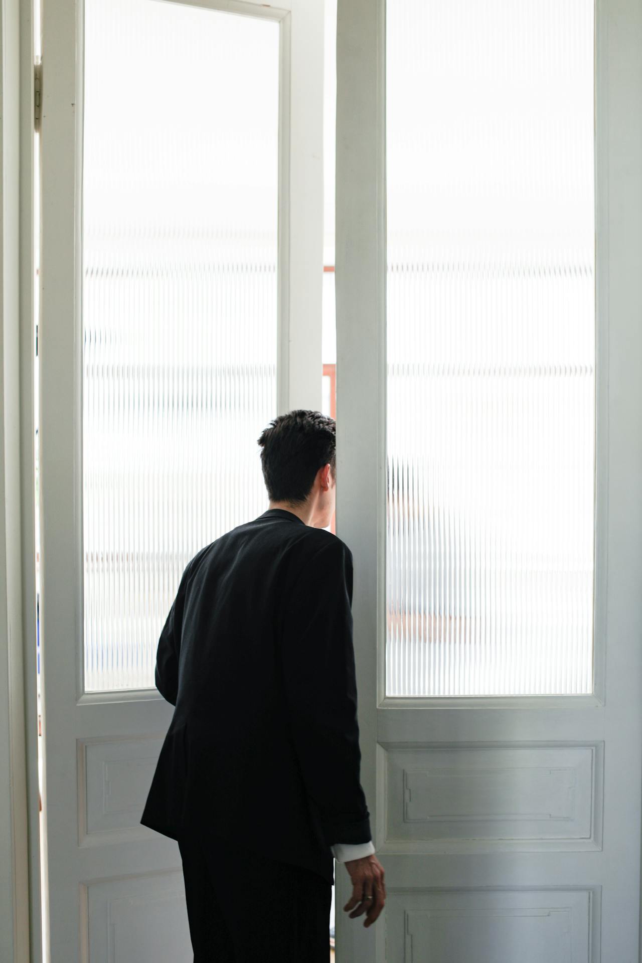 Ein Mann, der an der Tür steht | Quelle: Pexels
