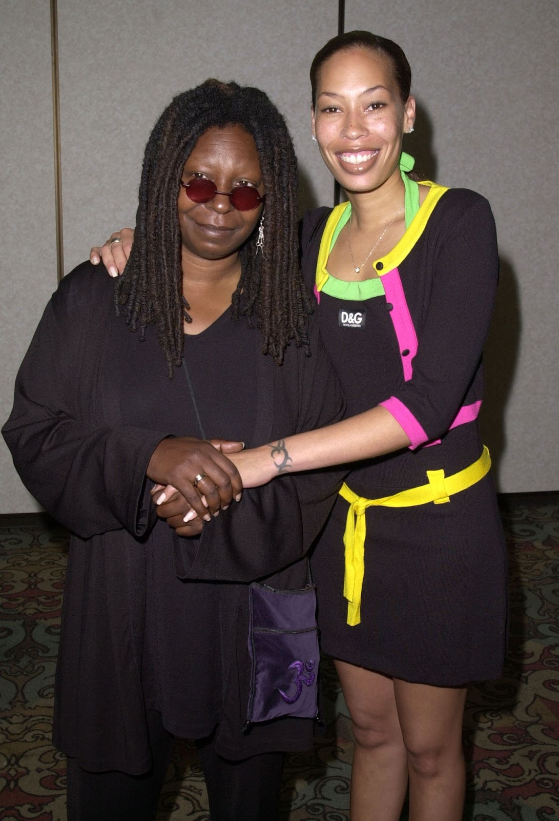 Whoopi Goldberg und Alex Martin während der 25th Annual Crystal Awards 2001 in Century City, Kalifornien. | Quelle: Getty Images