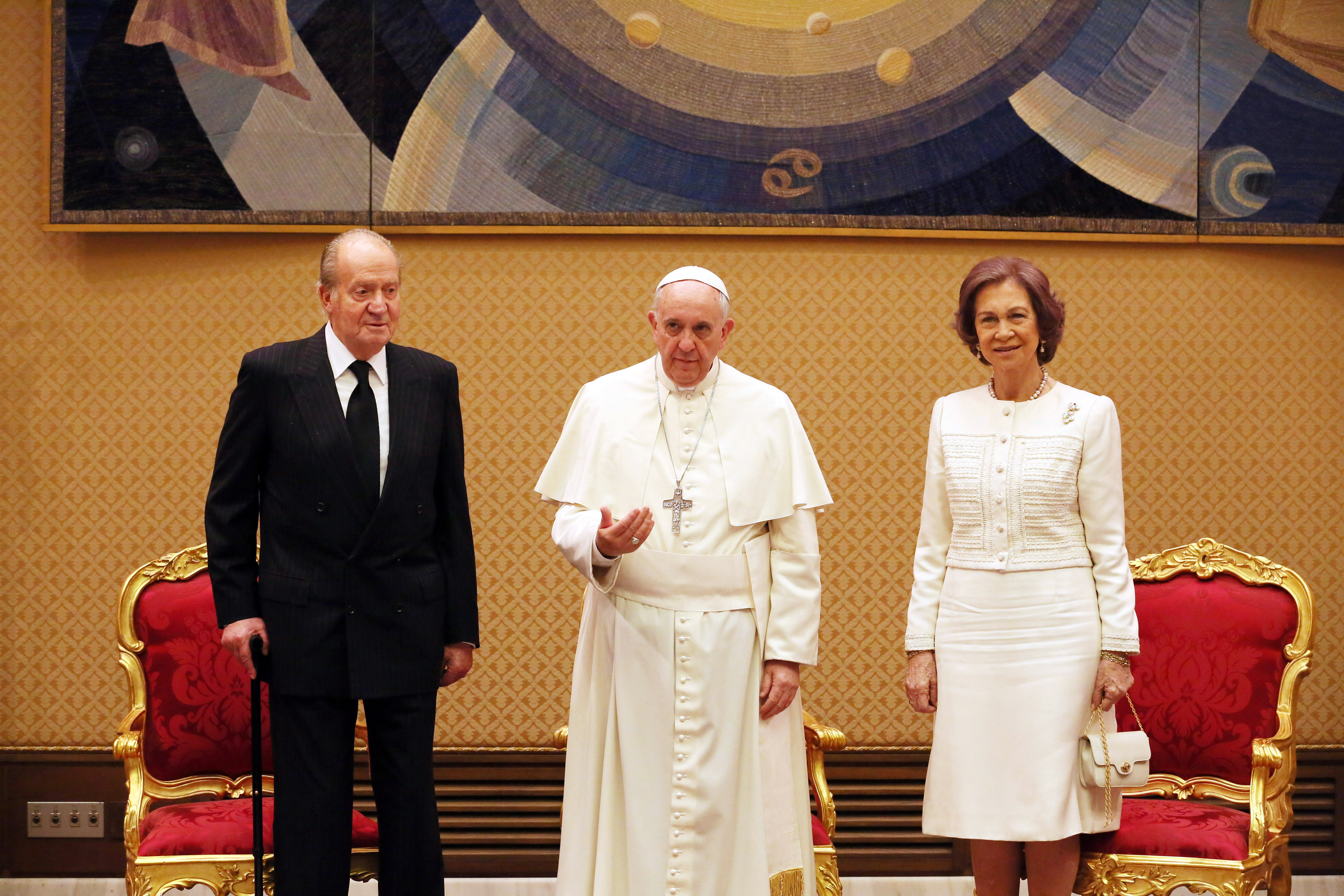 Papst Franziskus trifft König Juan Carlos und Königin Sofia von Spanien in der Halle Paul VI. am 28. April 2014 in Vatikanstadt, Vatikan | Quelle: Getty Images