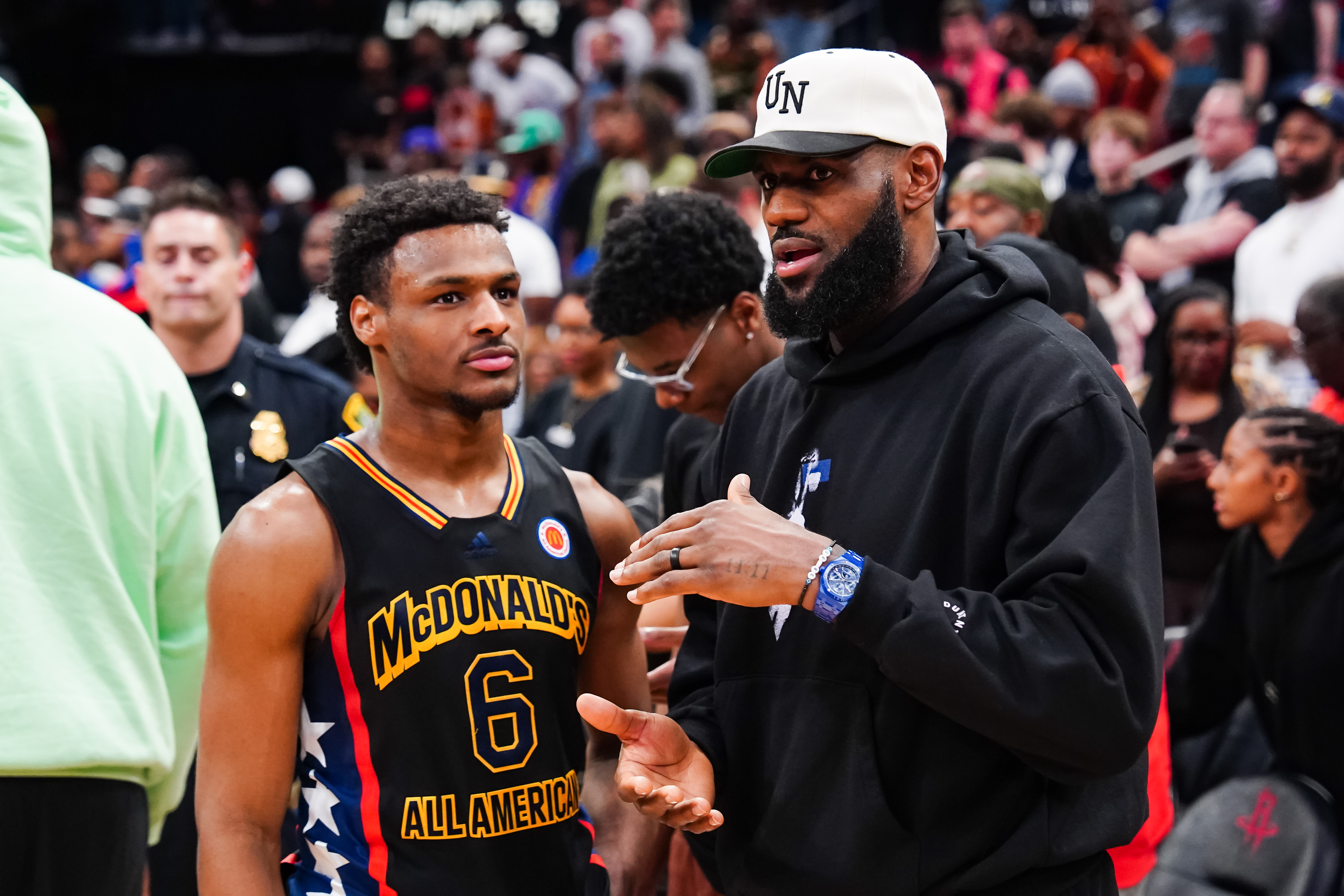 Bronny und LeBron James beim McDonald's All American Game 2023 in Houston, 2023 | Quelle: Getty Images