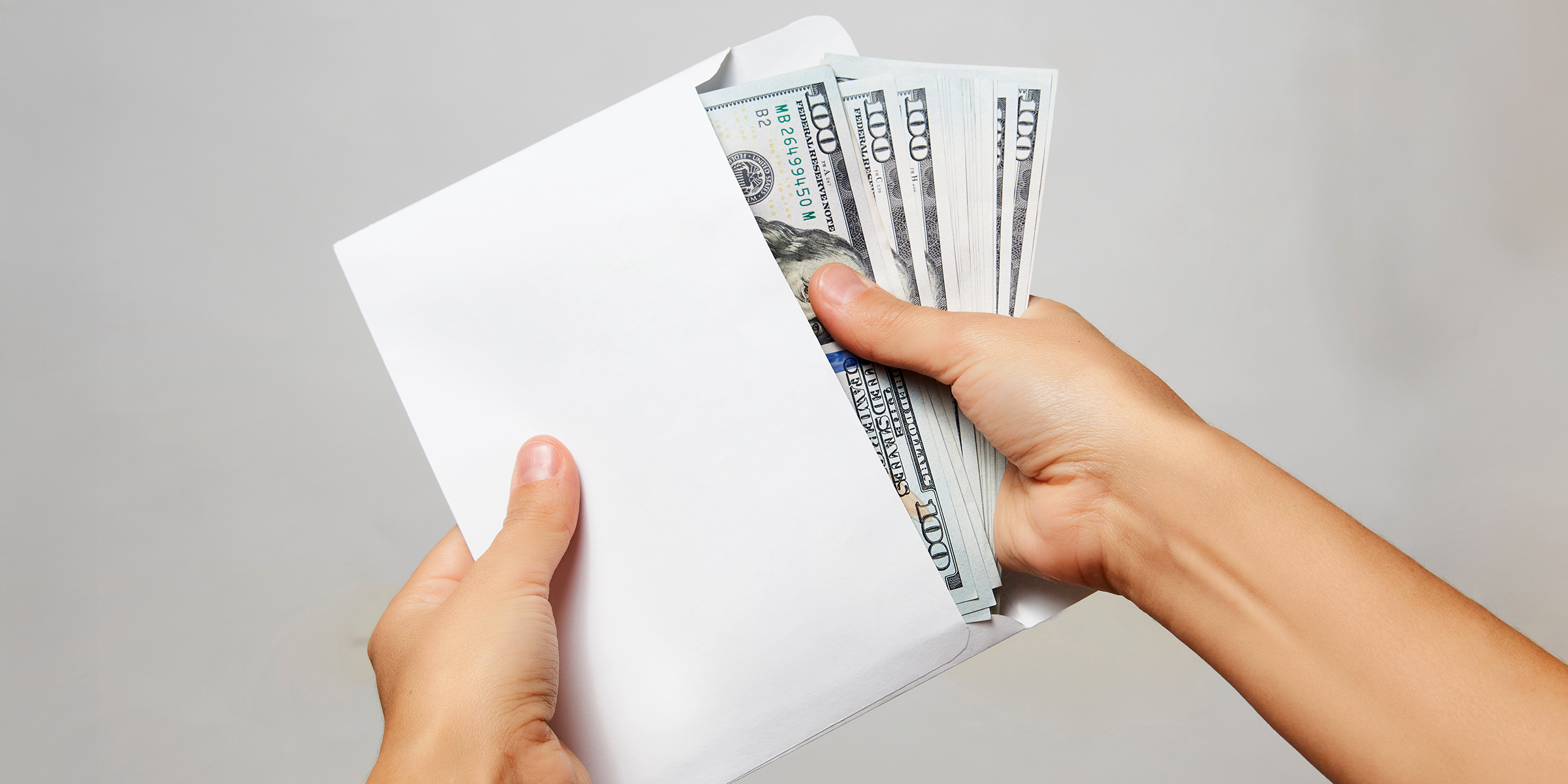 Geld in einem Umschlag | Quelle: Shutterstock