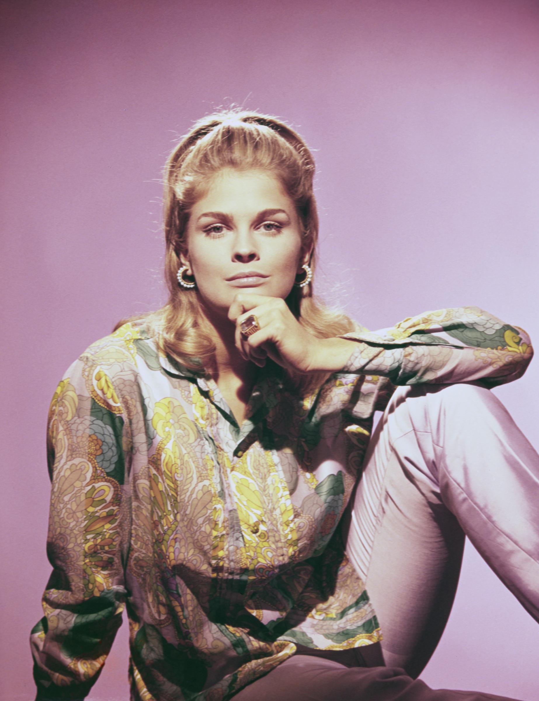 Die amerikanische Schauspielerin und das Model Candice Bergen posiert mit ihrer Hand am Kinn, ca. 1967 | Quelle: Getty Images