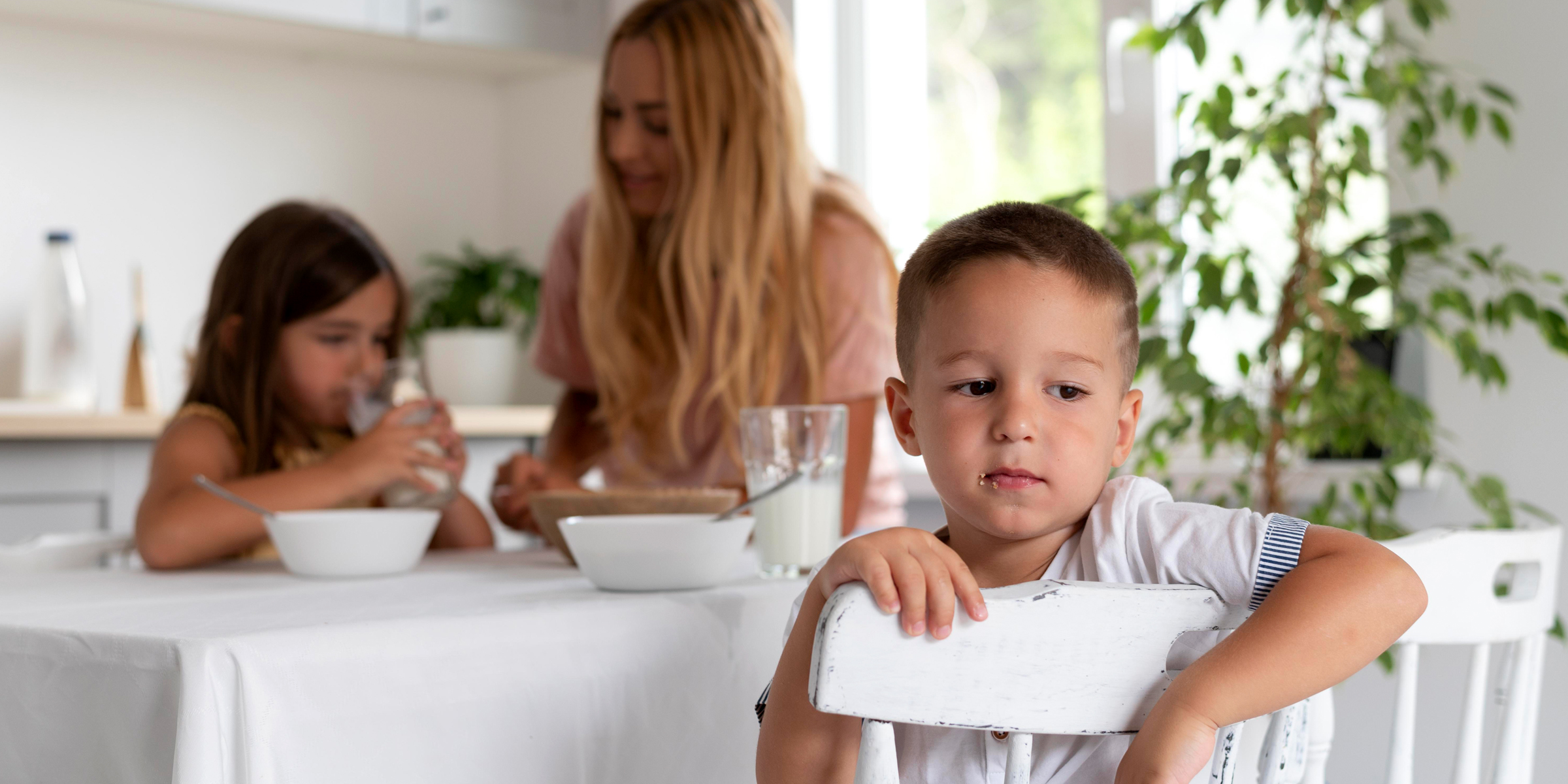 Mutter von zwei Kindern beim Frühstück | Quelle: Freepik