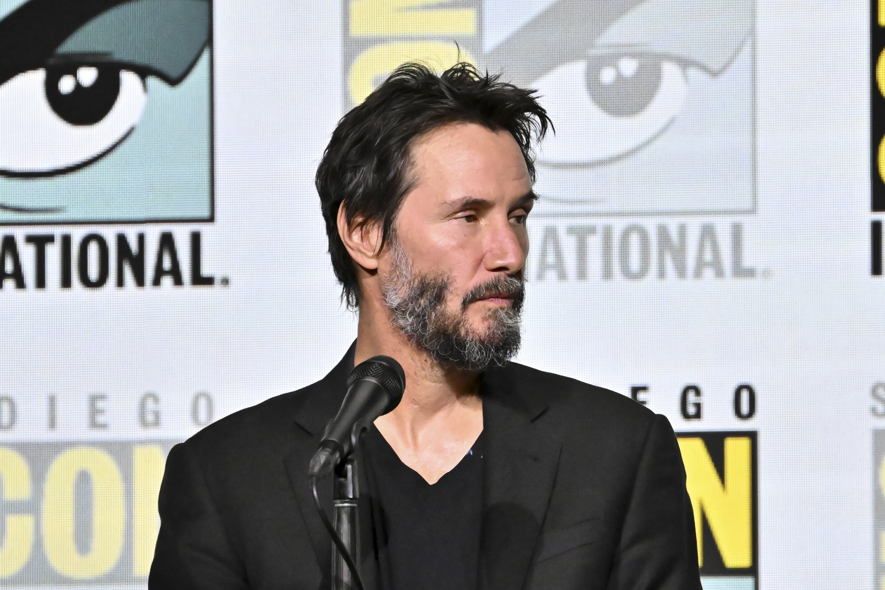 Keanu Reeves spricht auf der Bühne bei der San Diego International Comic-Con 2024 am 27. Juli 2024 | Quelle: Getty Images