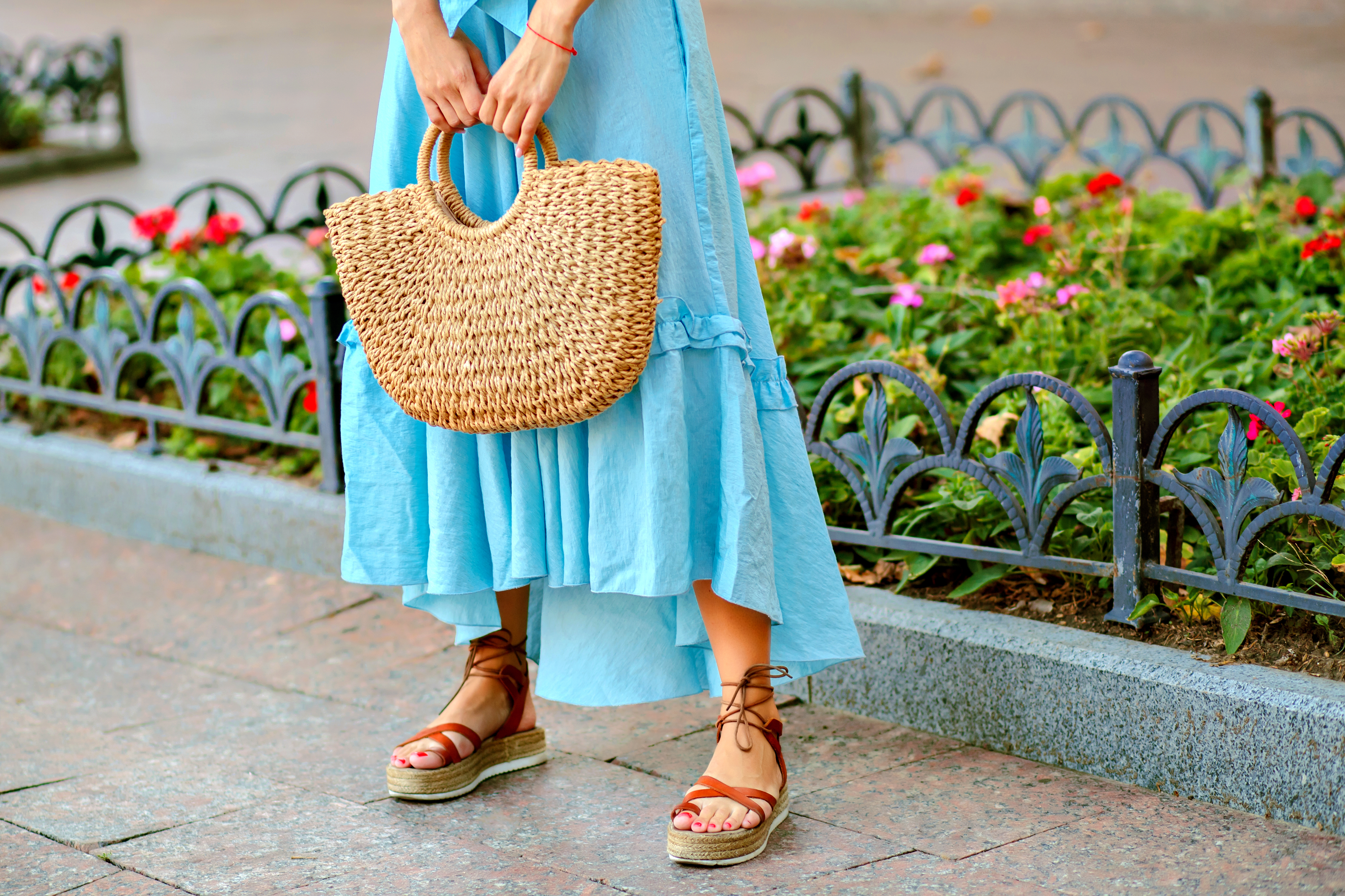 Eine Frau trägt ein Sommerkleid | Quelle: Shutterstock