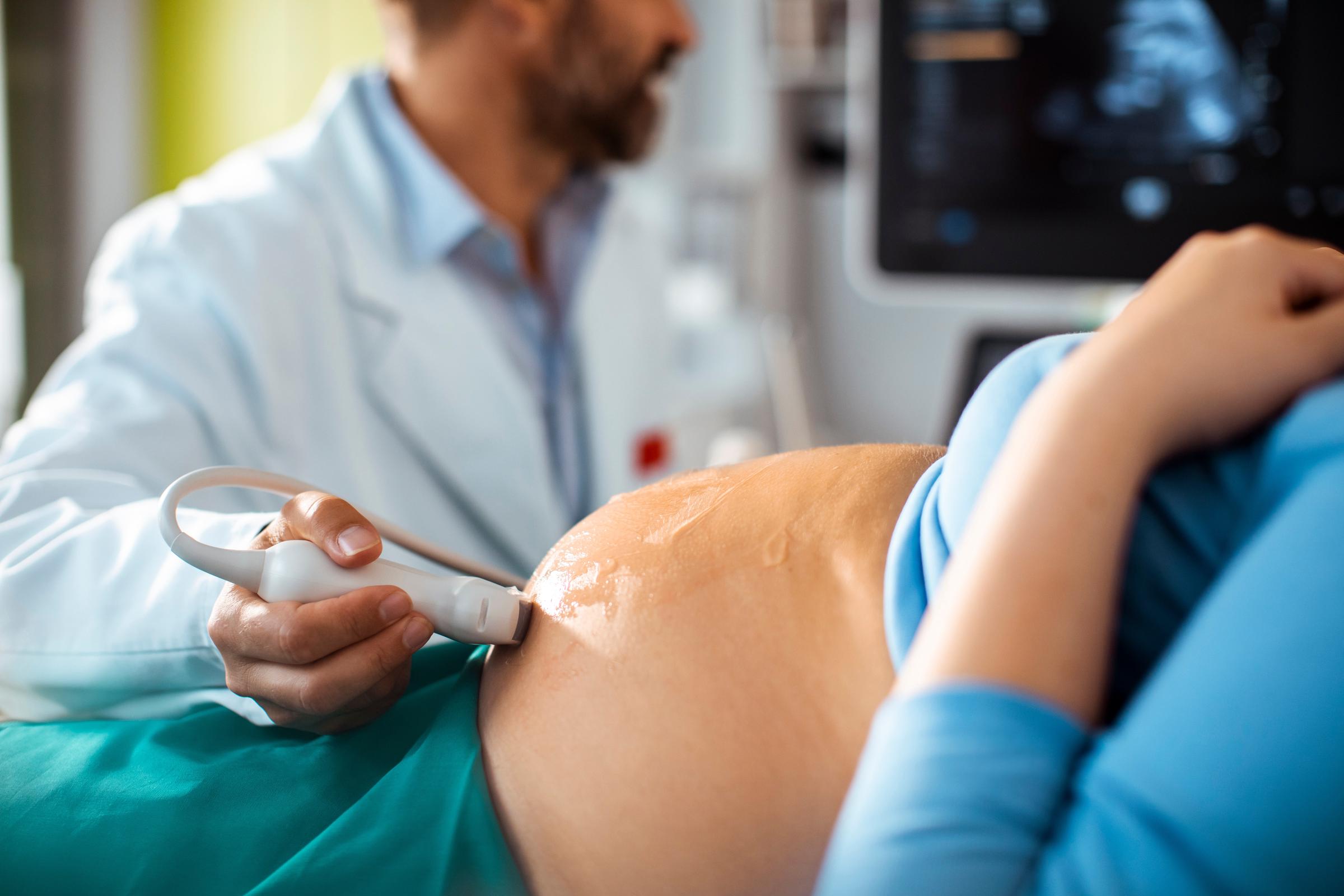 Eine Frau bei einer Ultraschalluntersuchung | Quelle: Shutterstock