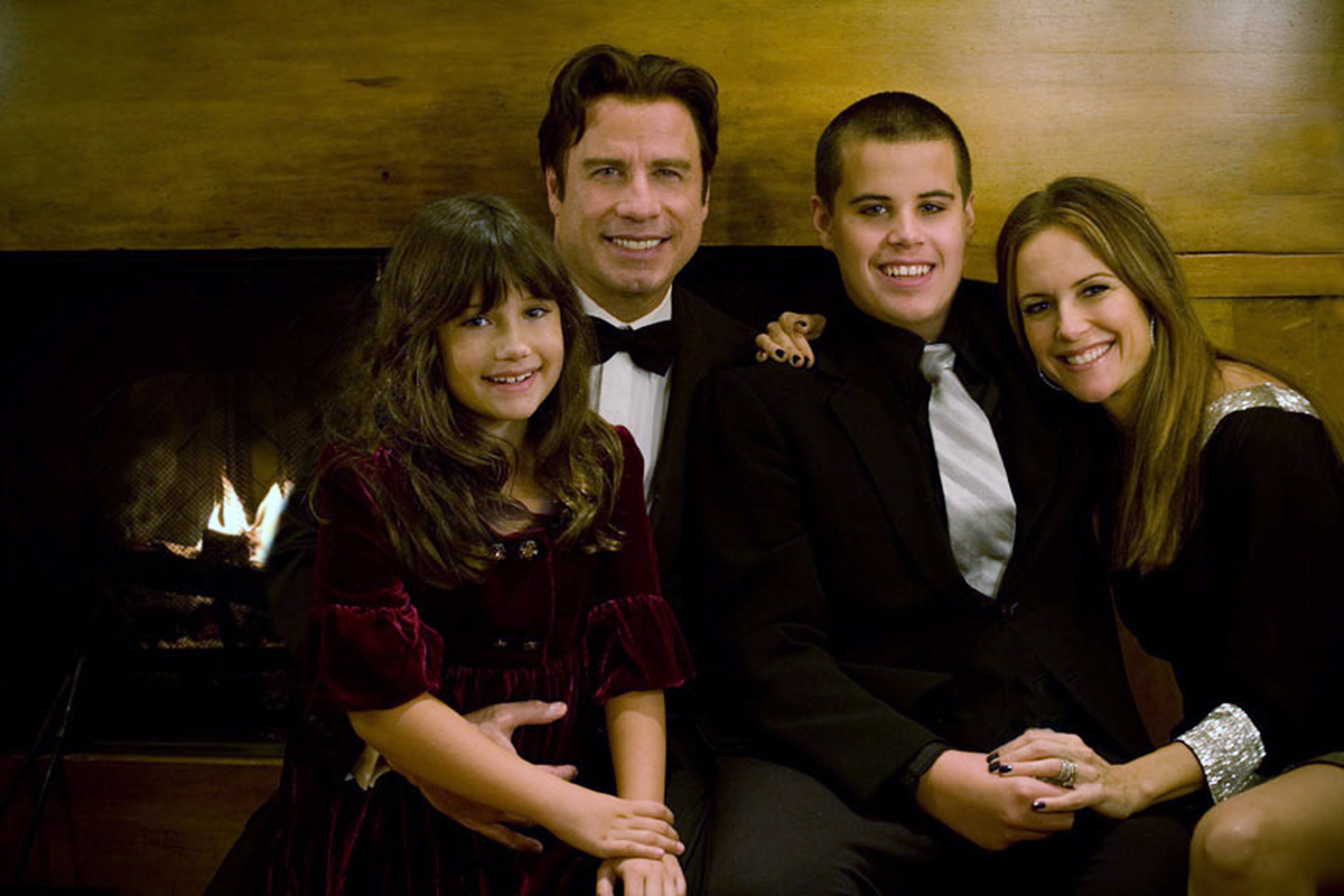 John Travolta mit seinem verstorbenen Sohn Jett, seiner Frau Kelly Preson und seiner Tochter Ella auf einem undatierten Familienporträt | Quelle: Getty Images
