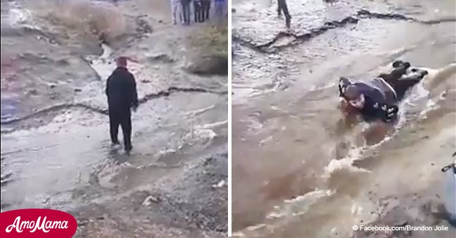 Eine Jugendliche tritt auf den gelähmten Jungen, als ob er eine Brücke wäre, um einen Bach zu überqueren