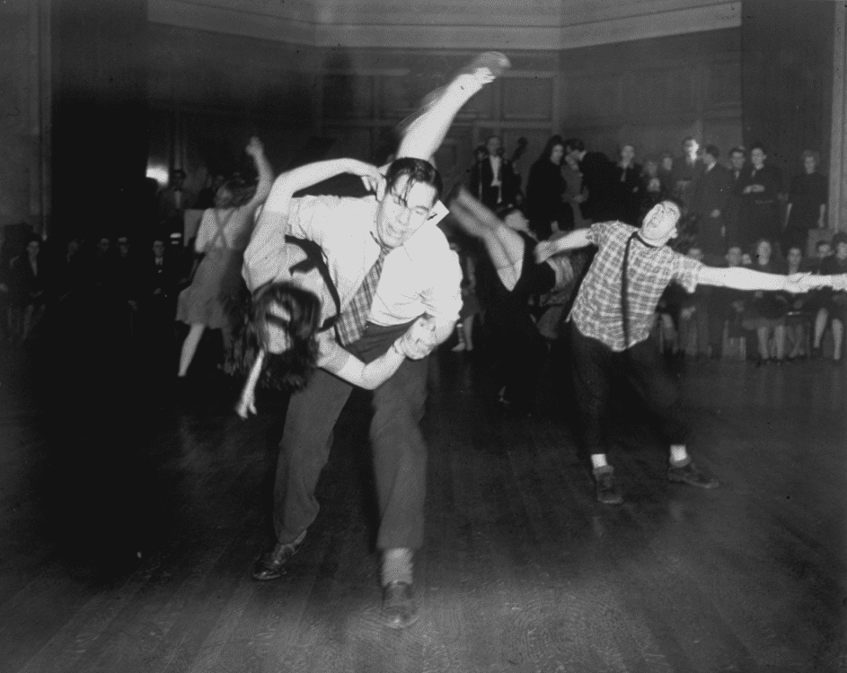 Eine typische Szene in einer Disko der 40er in Baywater, GB. | Quelle: Getty Images