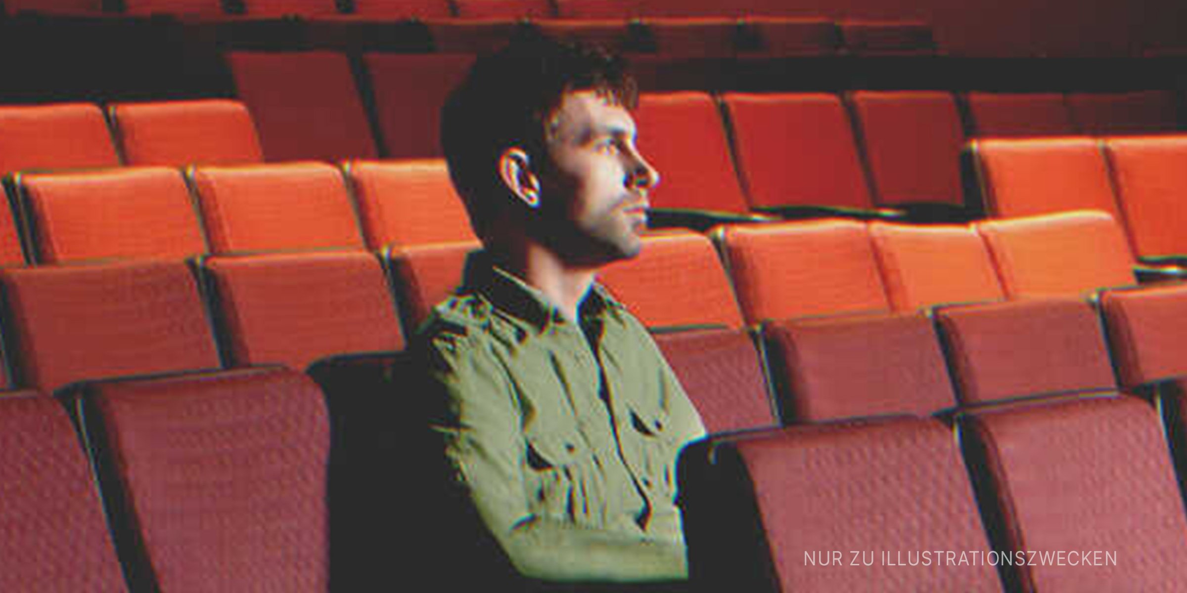 Mann sitzt in einem Konzertsaal. | Quelle: Getty Images