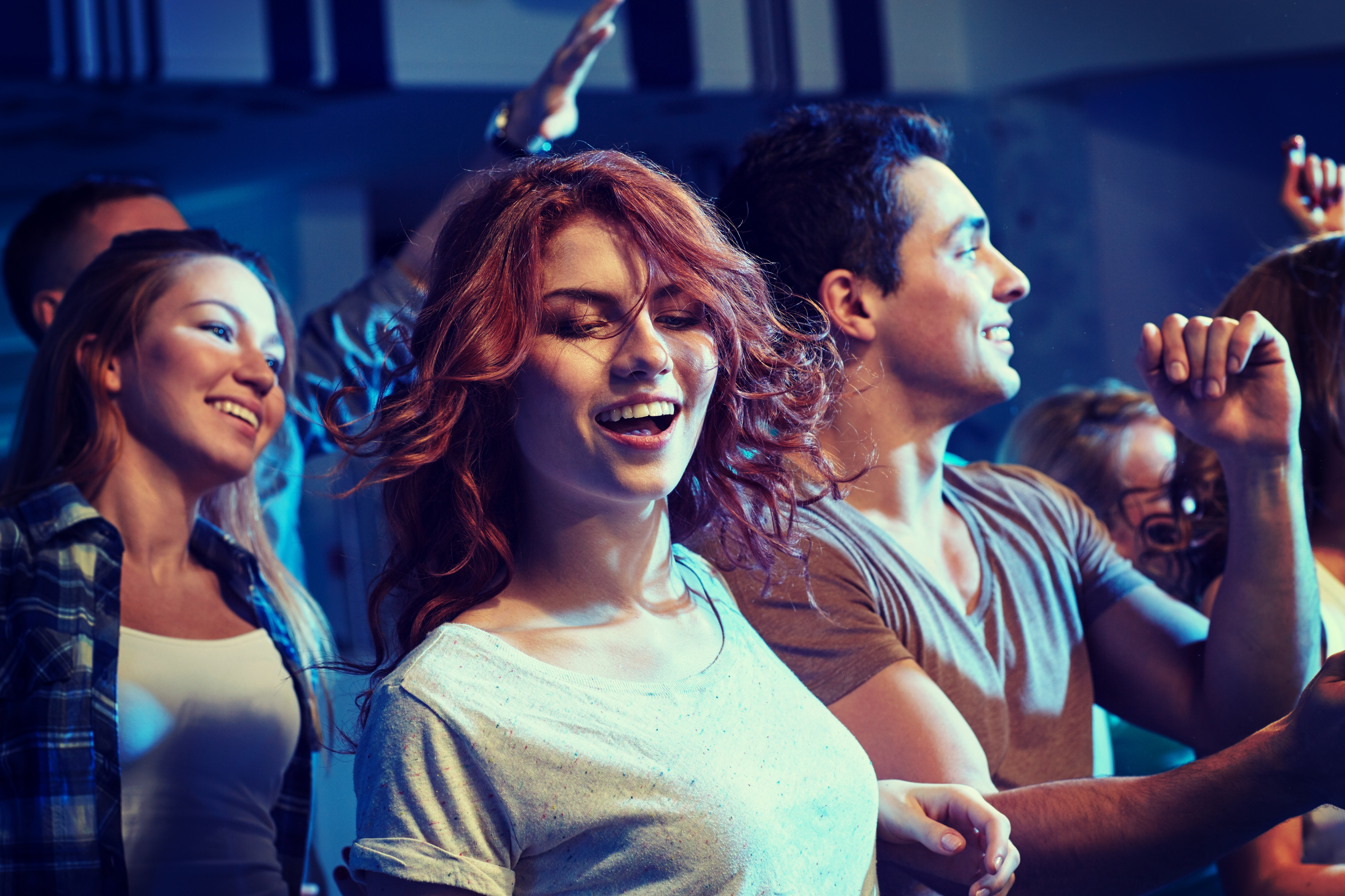 Junge Leute tanzen auf einer Party | Quelle: Shutterstock