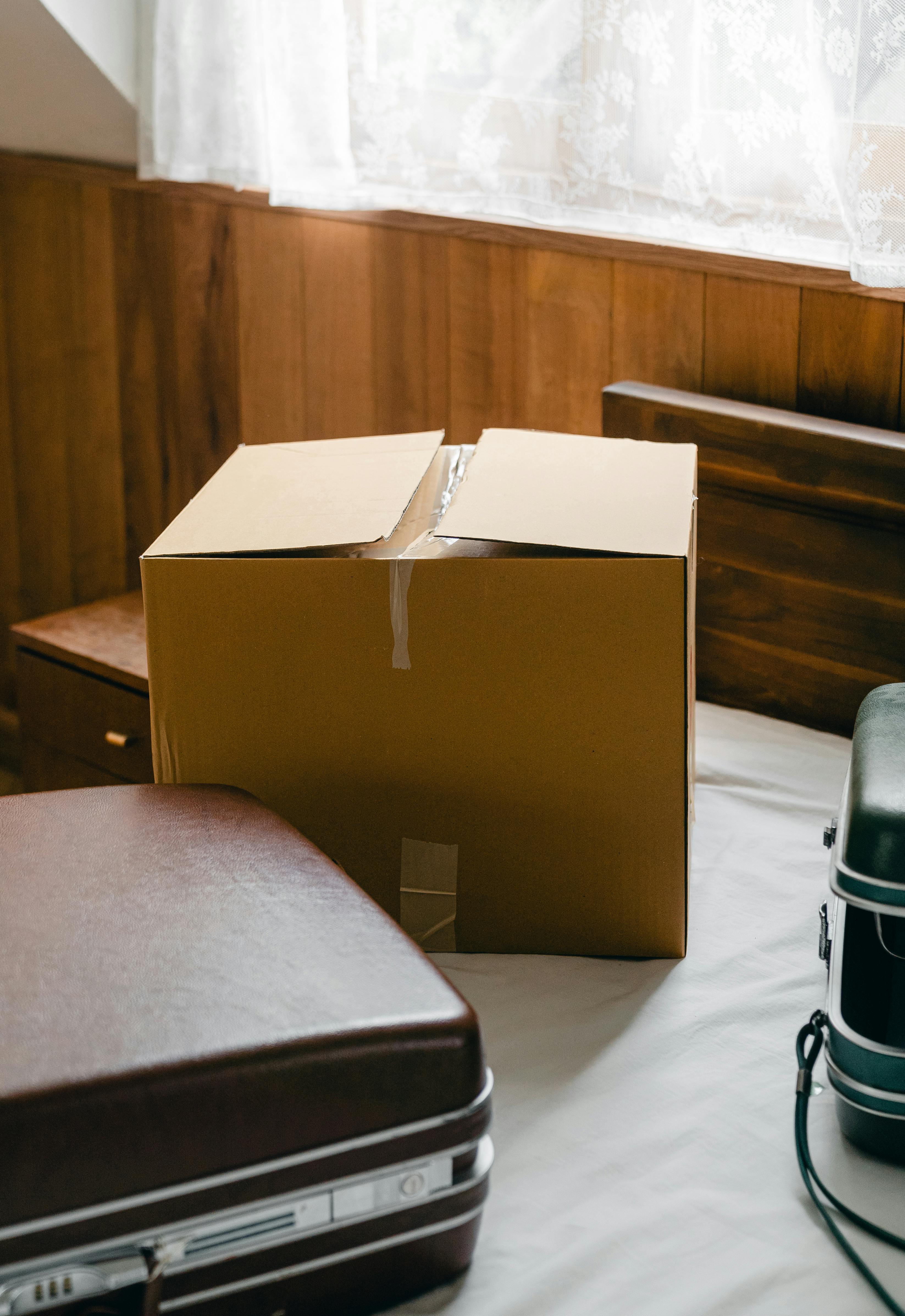 Eine alte Kiste und ein Koffer | Quelle: Pexels