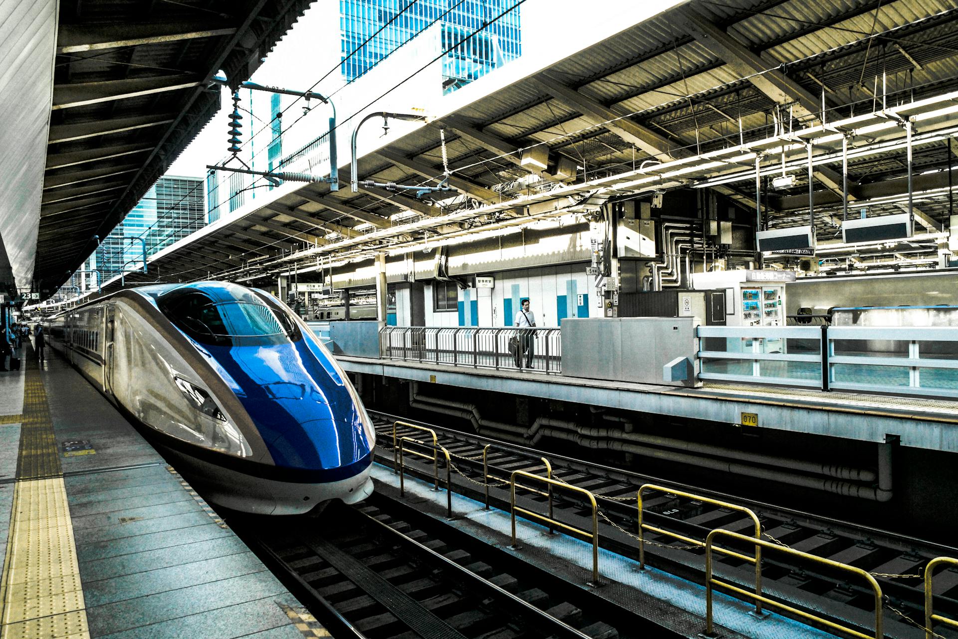 Ein Zug in einem Bahnhof | Quelle: Pexels