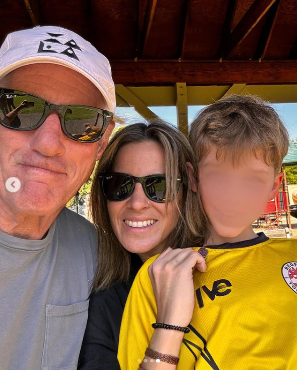 Richard Gere und Alejandra Silva lächeln im Freien mit ihrem Sohn, der ein gelbes Trikot trägt, Juni 2024. | Quelle: Instagram/alejandragere