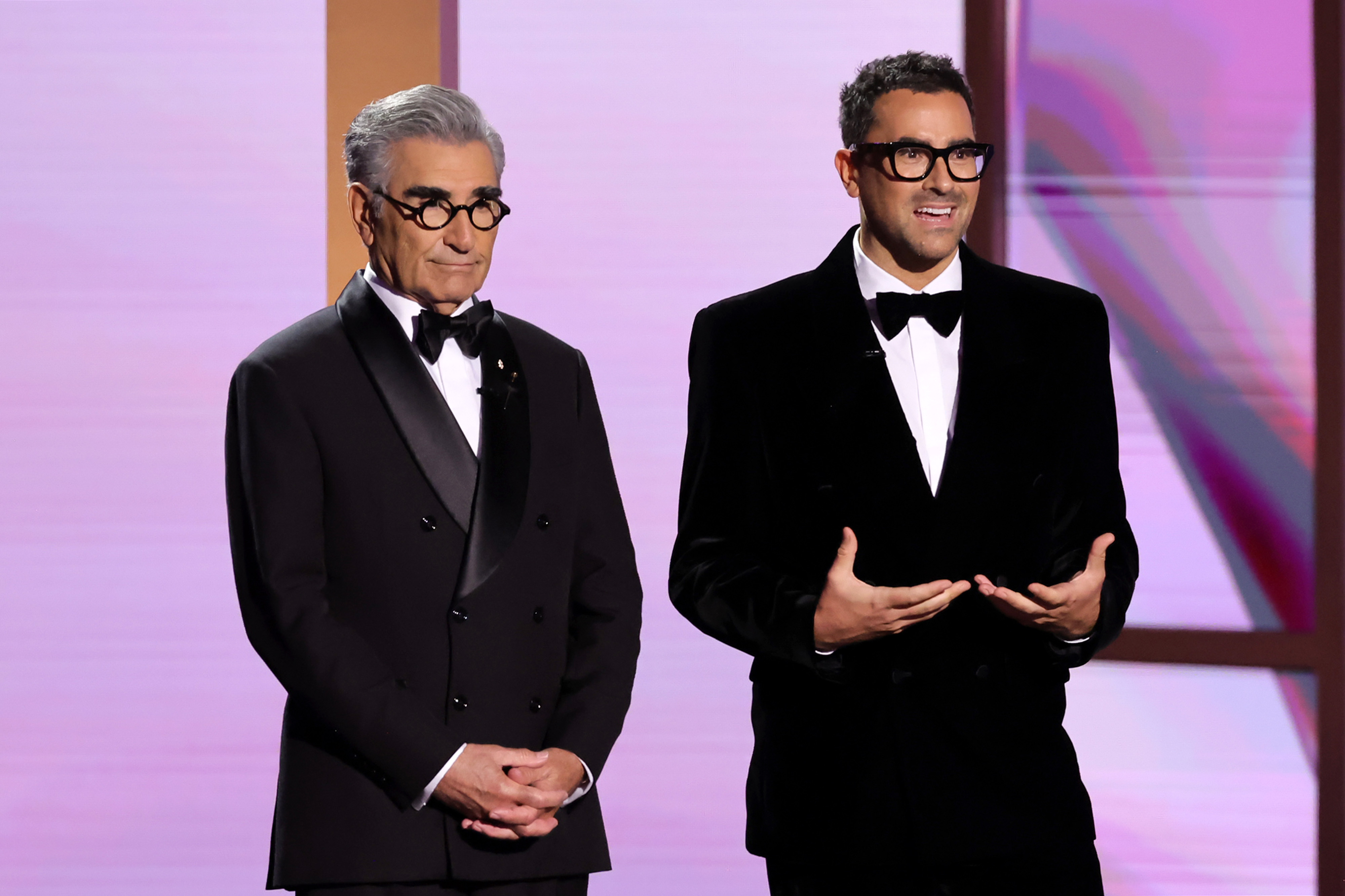 Eugene und Daniel Levy moderieren die 76. Primetime Emmy Awards am 15. September 2024 in Los Angeles, Kalifornien. | Quelle: Getty Images