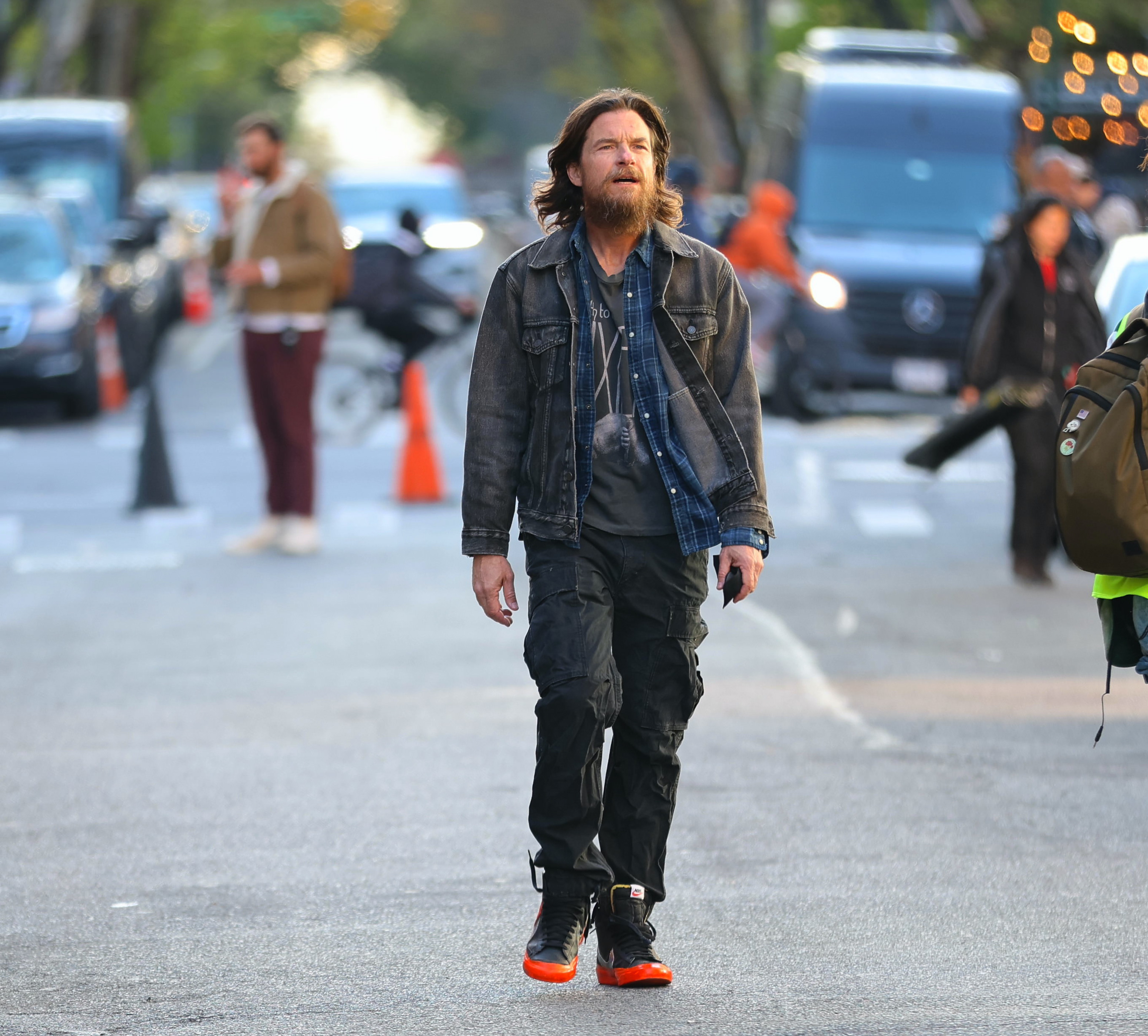 Der Schauspieler auf einem Filmset in New York City am 25. April 2024 | Quelle: Getty Images