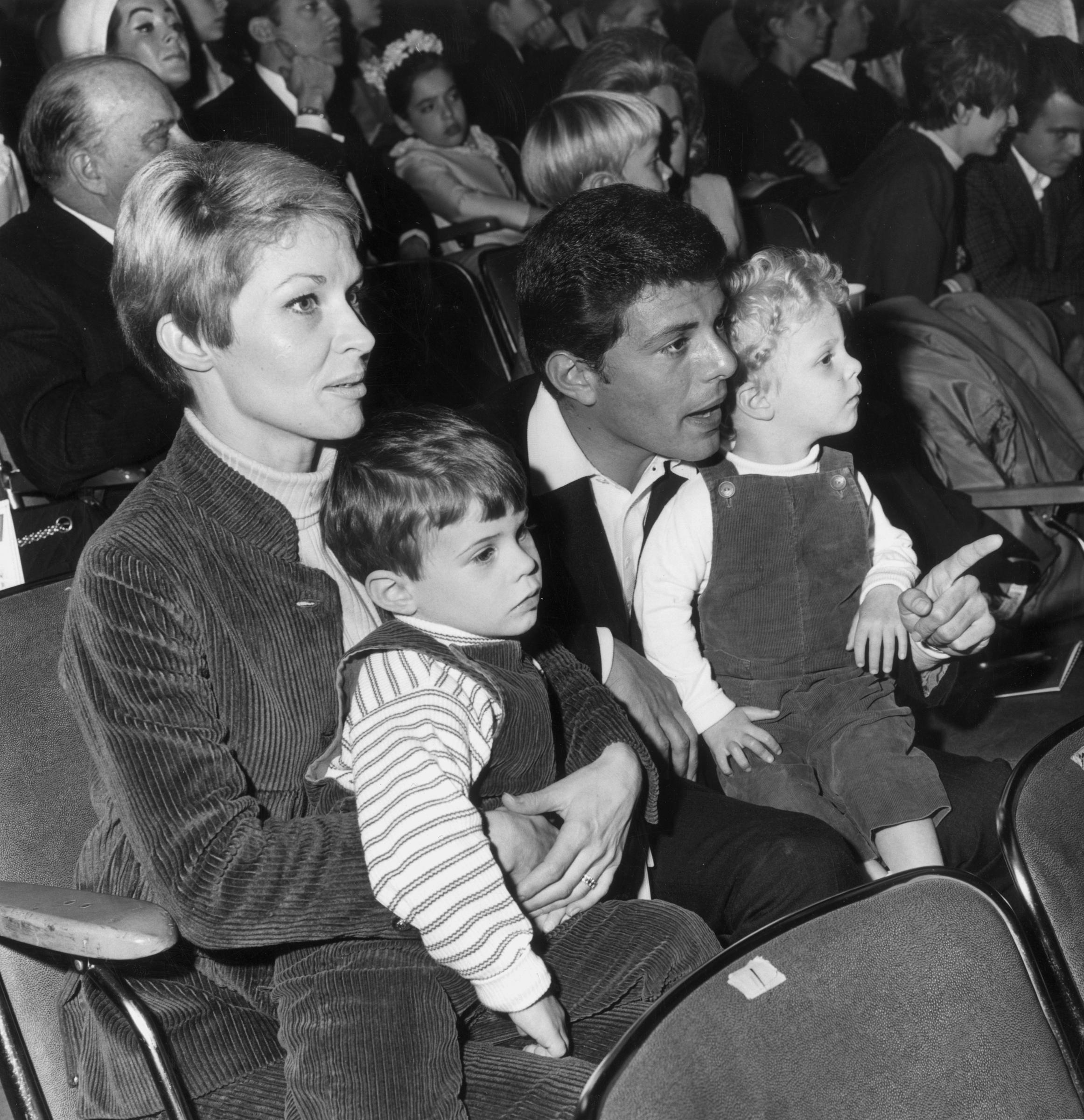 Kathryn Diebel und Frankie Avalon mit ihren beiden Söhnen beim Dobritch International Circus am 16. März 1967 | Quelle: Getty Images