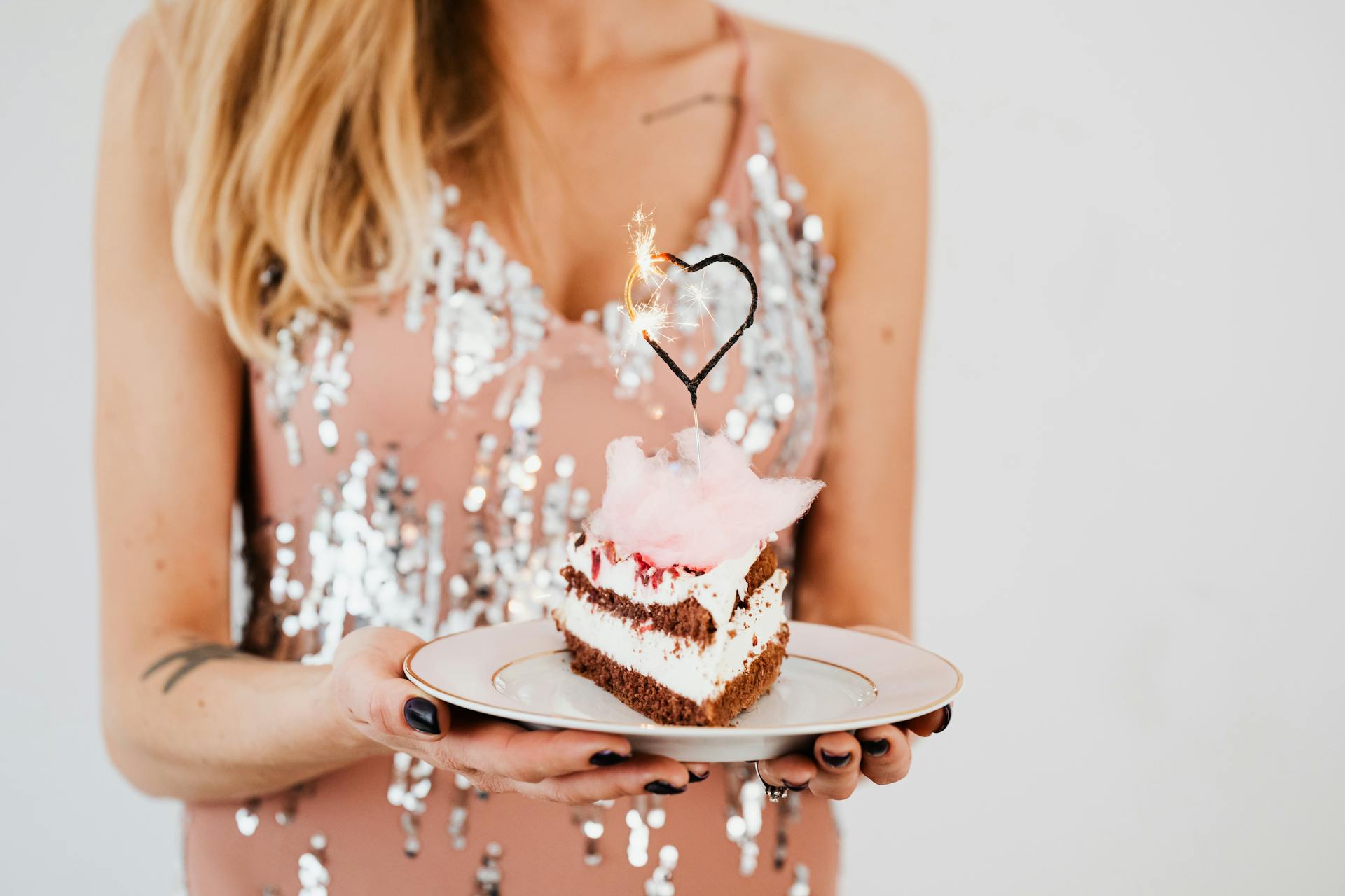 Eine Frau hält eine Torte | Quelle: Pexels