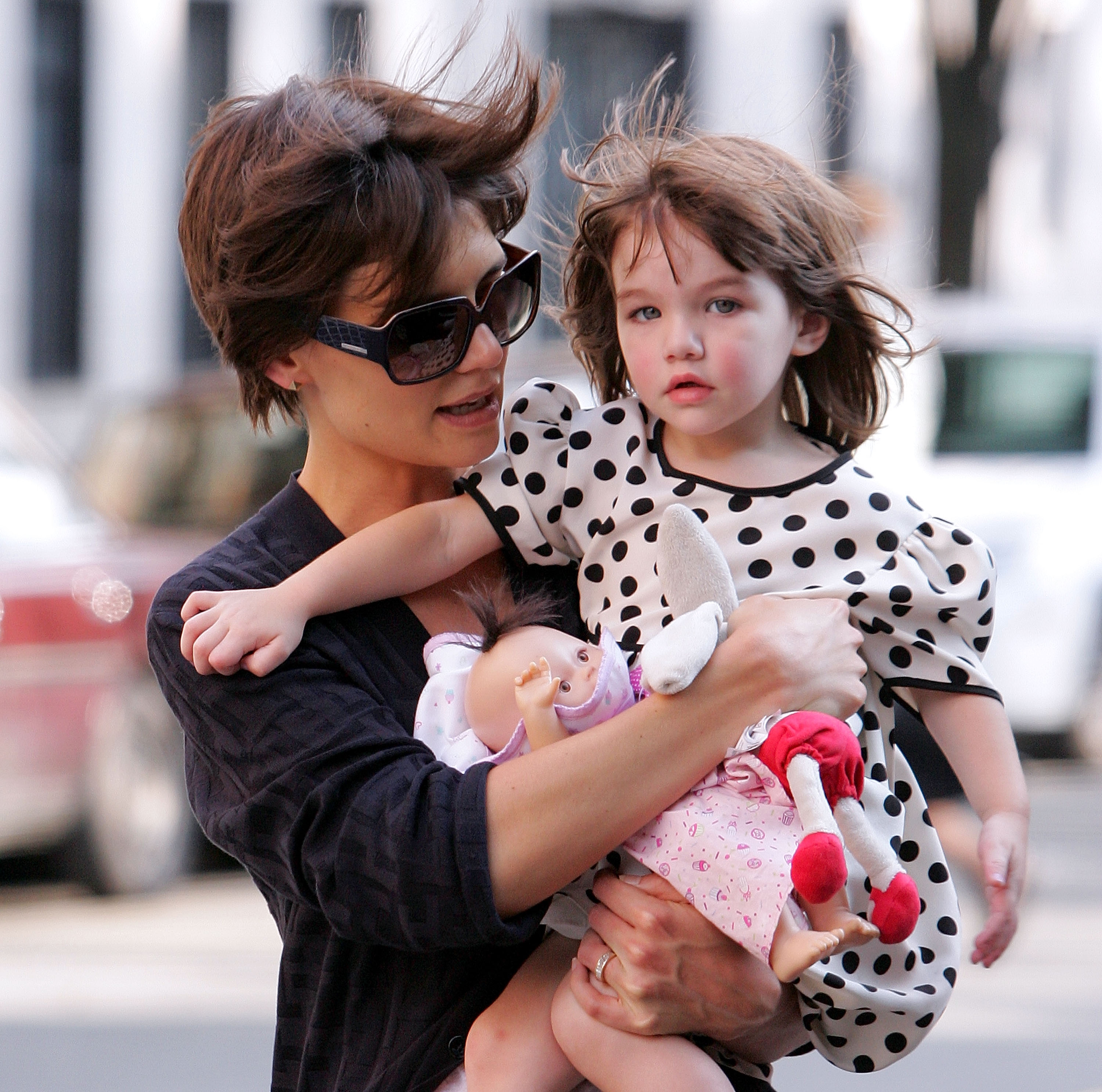 Katie Holmes und Suri Cruise werden am 7. August 2008 in New York City auf den Straßen von Manhattan gesichtet. | Quelle: Getty Images