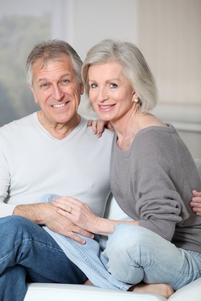 Ein lächelndes älteres Paar. l Quelle: Shutterstock