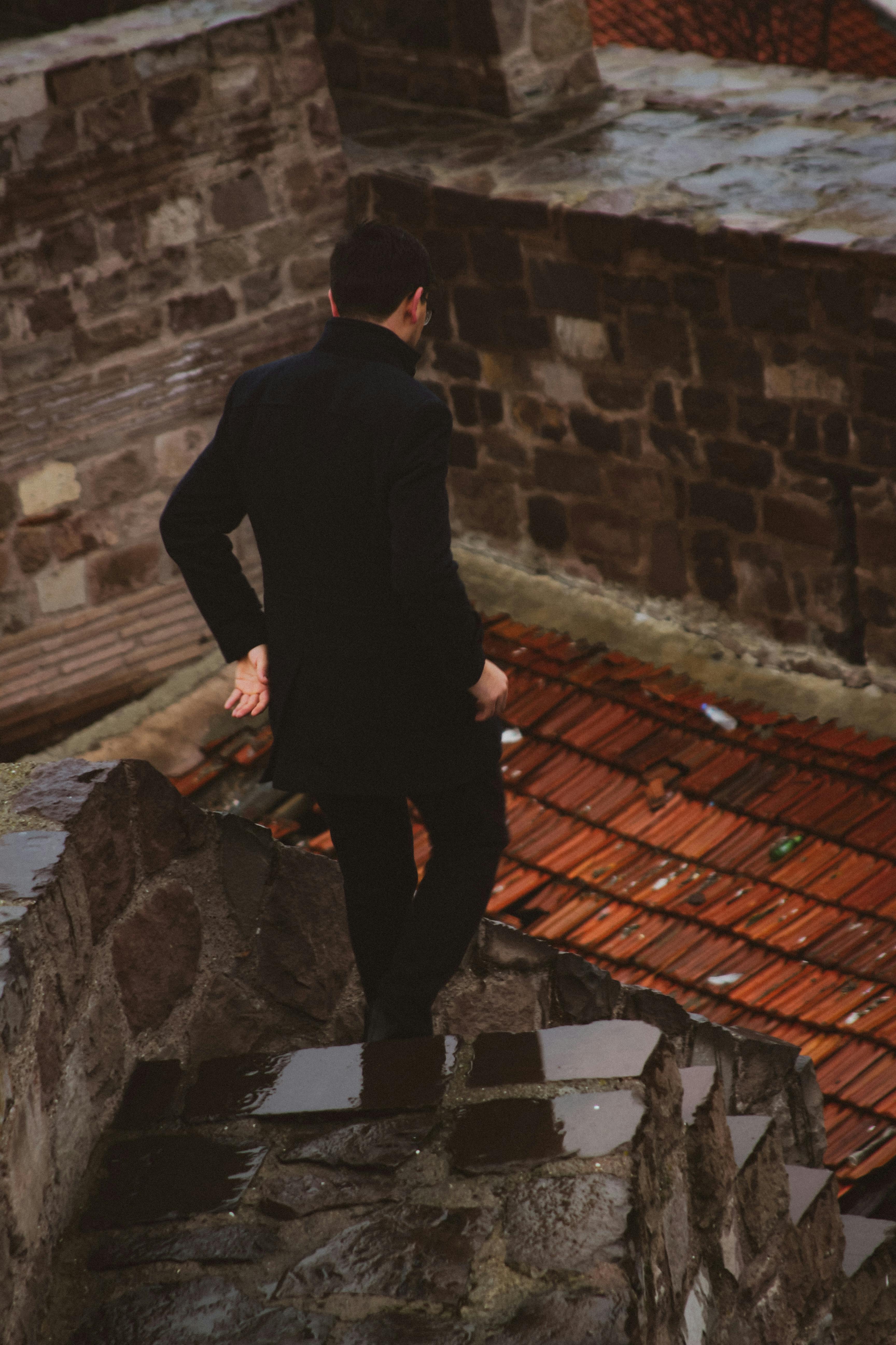 Ein Mann geht die Steintreppe hinunter | Quelle: Pexels