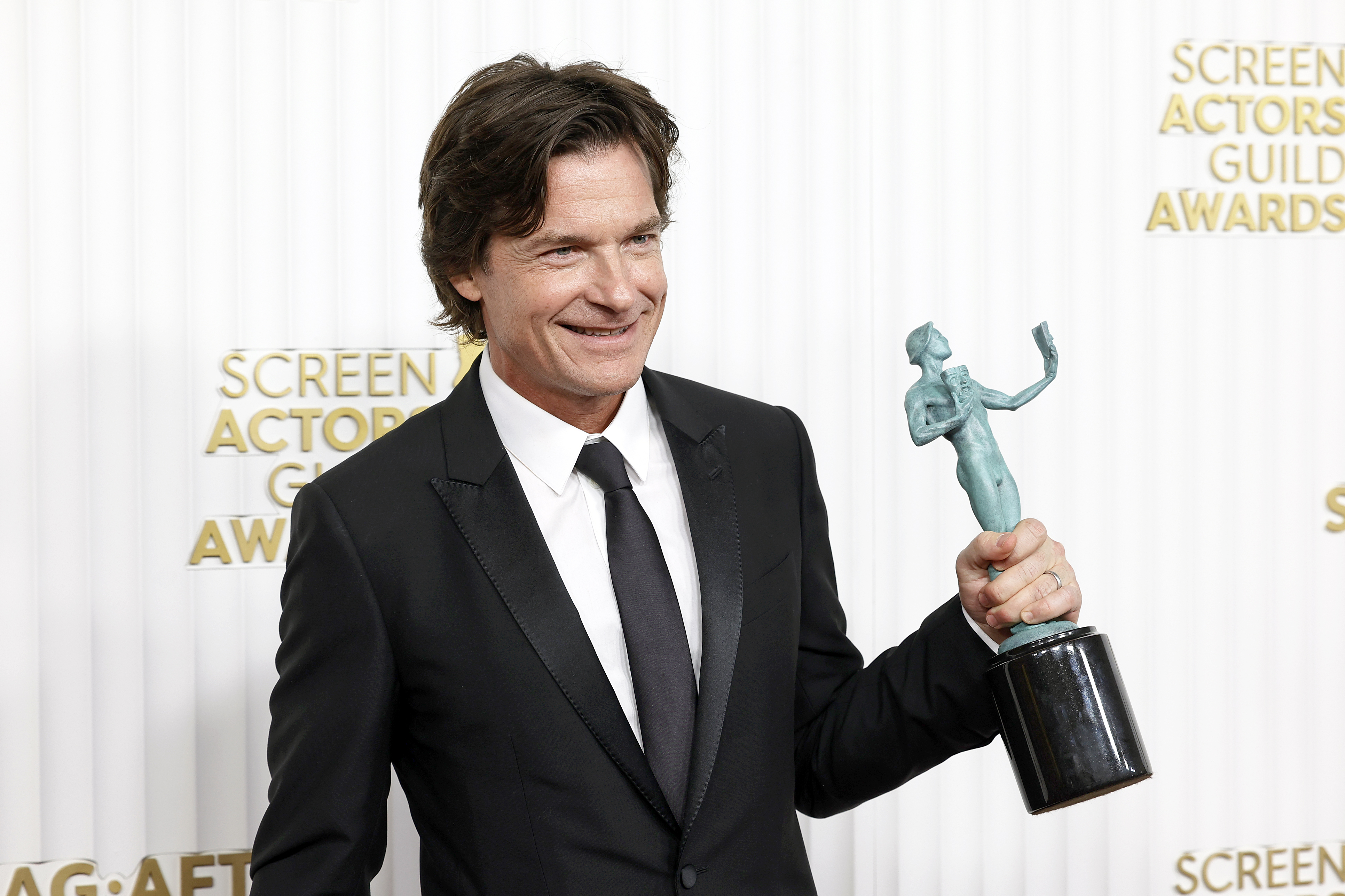 Jason Bateman erhält den Preis für den männlichen Schauspieler in einer Dramaserie für "Ozark" am 26. Februar 2023 | Quelle: Getty Images