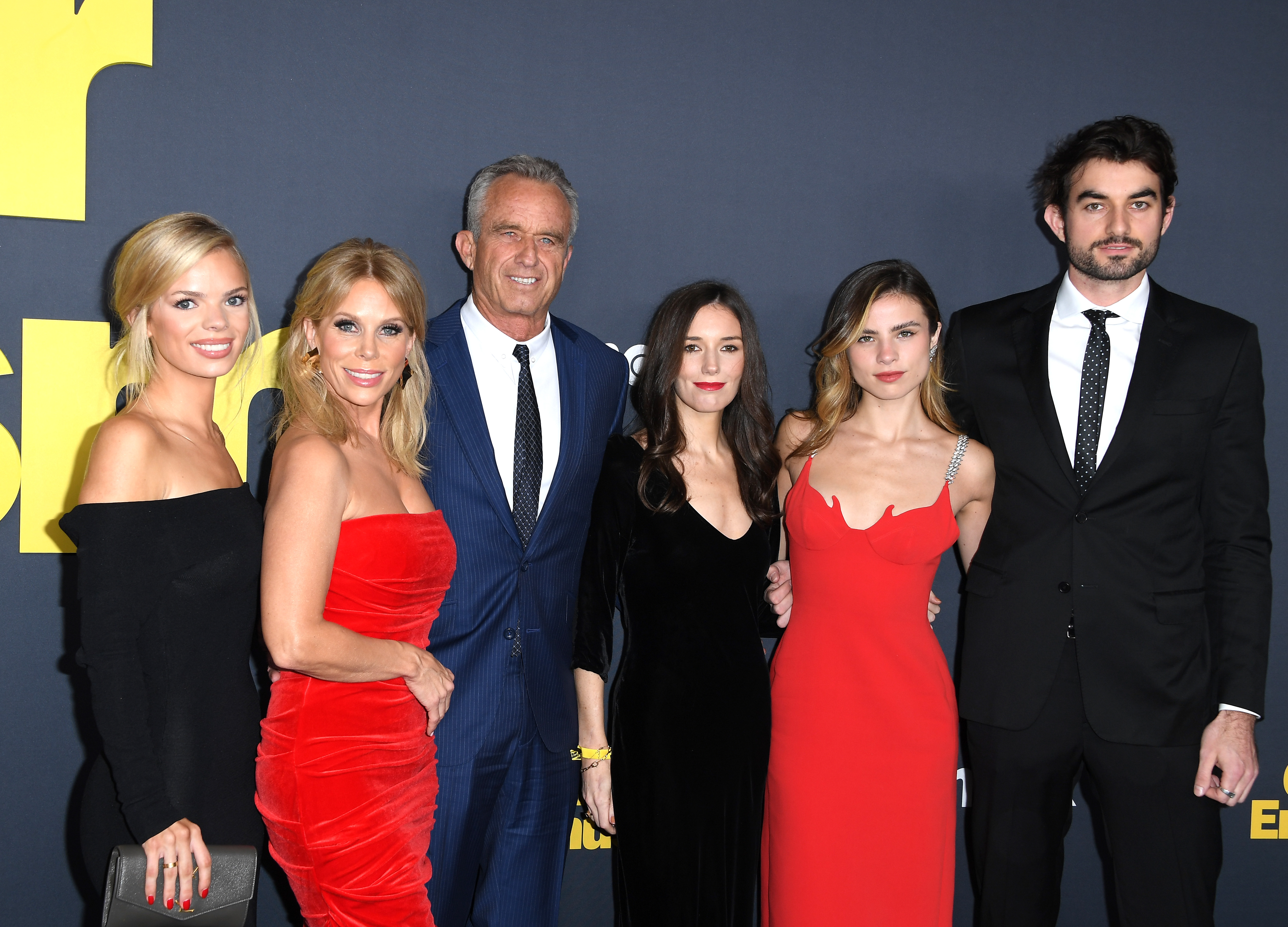 Catherine Rose Young, Cheryl Hines, Robert F. Kennedy Jr., an unidentified woman, Giulia Be und Conor Kennedy bei der Premiere von Staffel 12 von "Curb Your Enthusiasm" in Los Angeles, Kalifornien am 30. Januar 2024 | Quelle: Getty Images