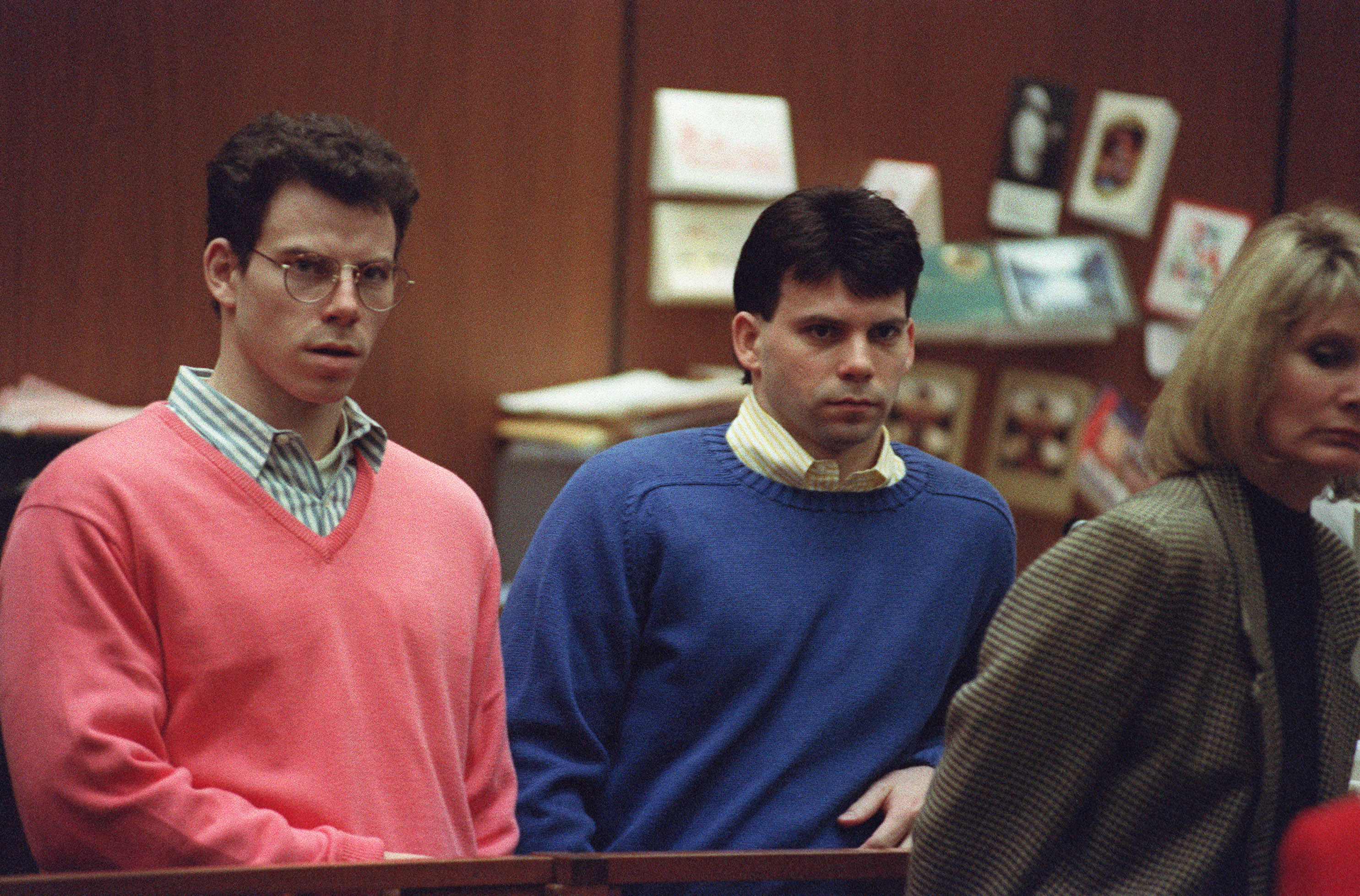 Erik und Lyle Menendez während einer Anhörung vor der Verhandlung am 29. Dezember 1992 in Los Angeles, Kalifornien. | Quelle: Getty Images