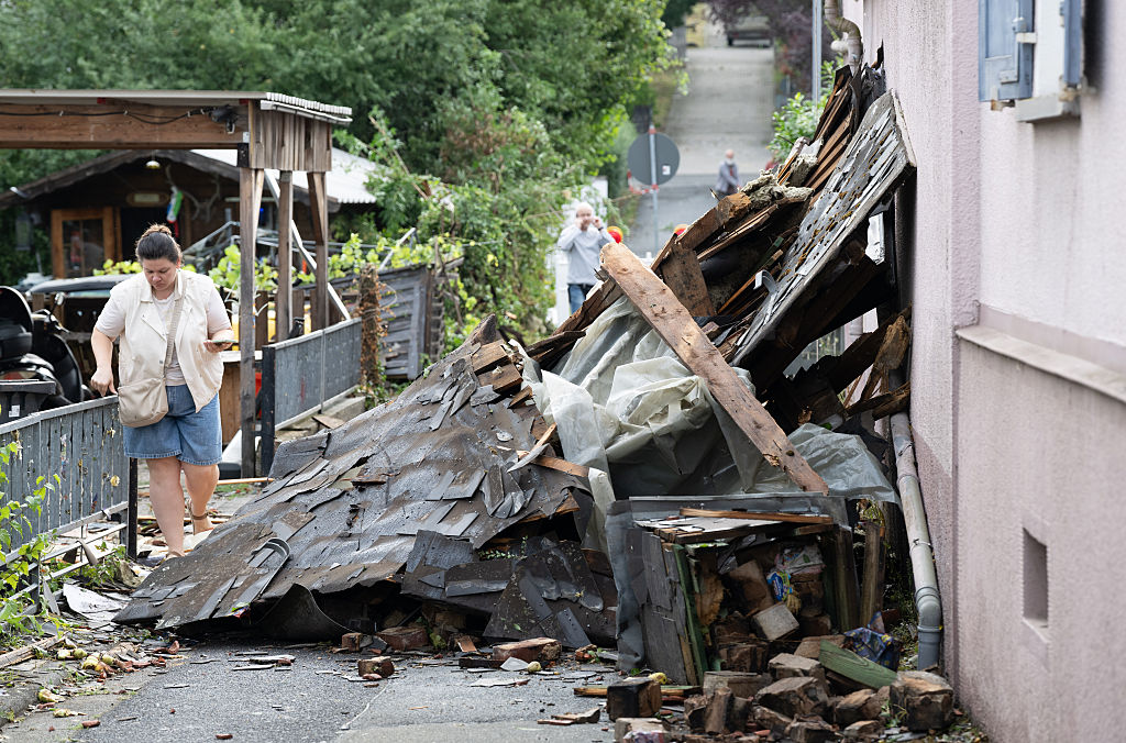 20. August 2026, Hessen, Solms: An mehreren Häusern in Solms-Oberndorf sind nach einem mutmaßlichen Tornado schwere Schäden zu erkennen | Quelle: Getty Images