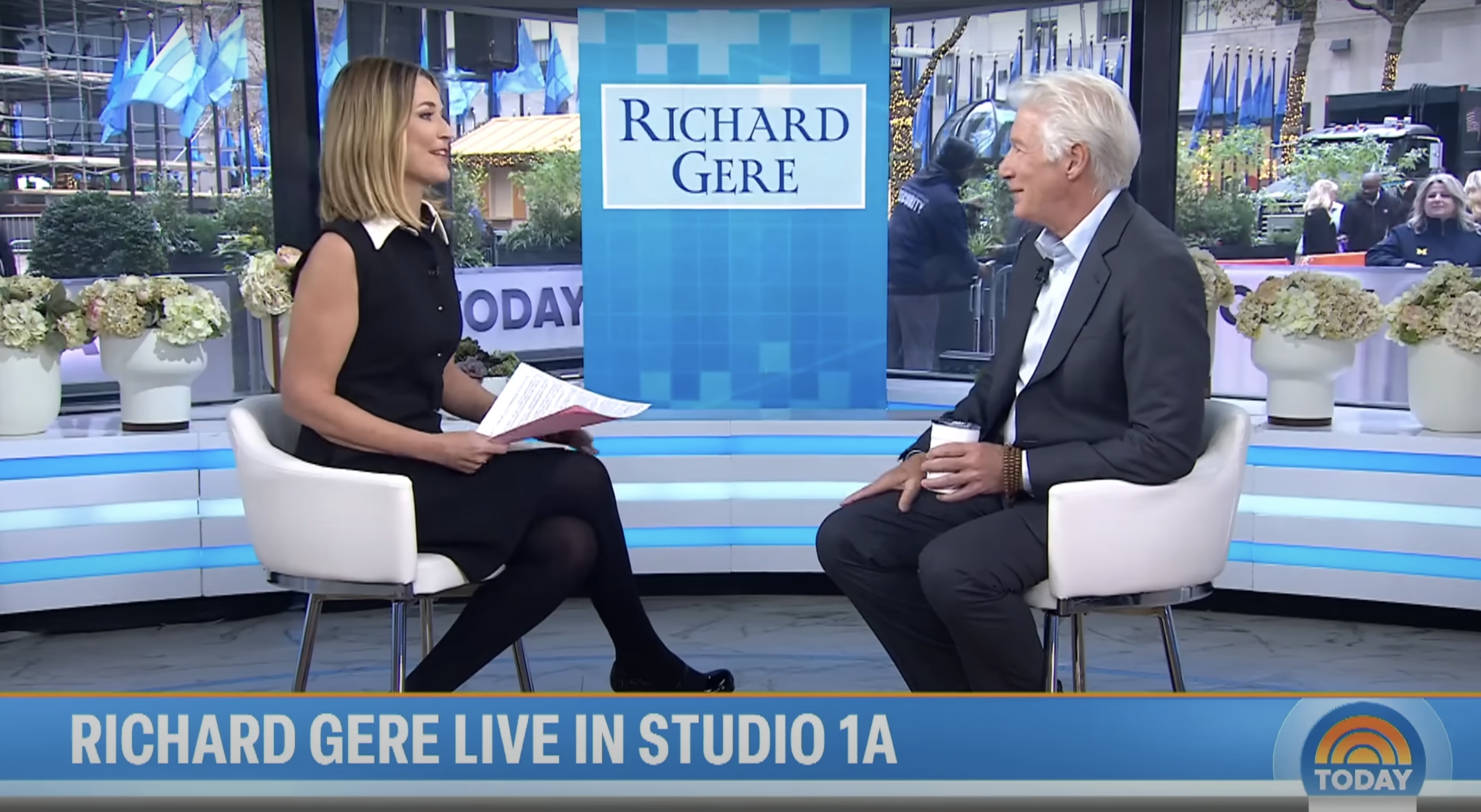 Savannah Guthrie und Richard Gere sind in einem Video zu sehen, das am 20. November 2024 geteilt wurde | Quelle: YouTube/TODAY